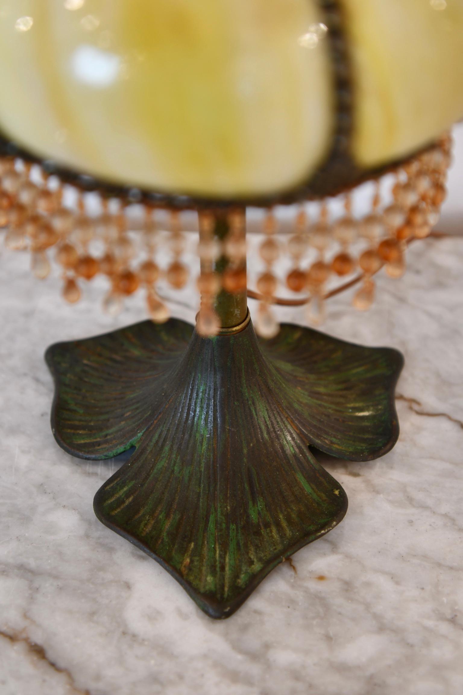 Bronze & Glas Tischlampe mit Perlen (20. Jahrhundert) im Angebot
