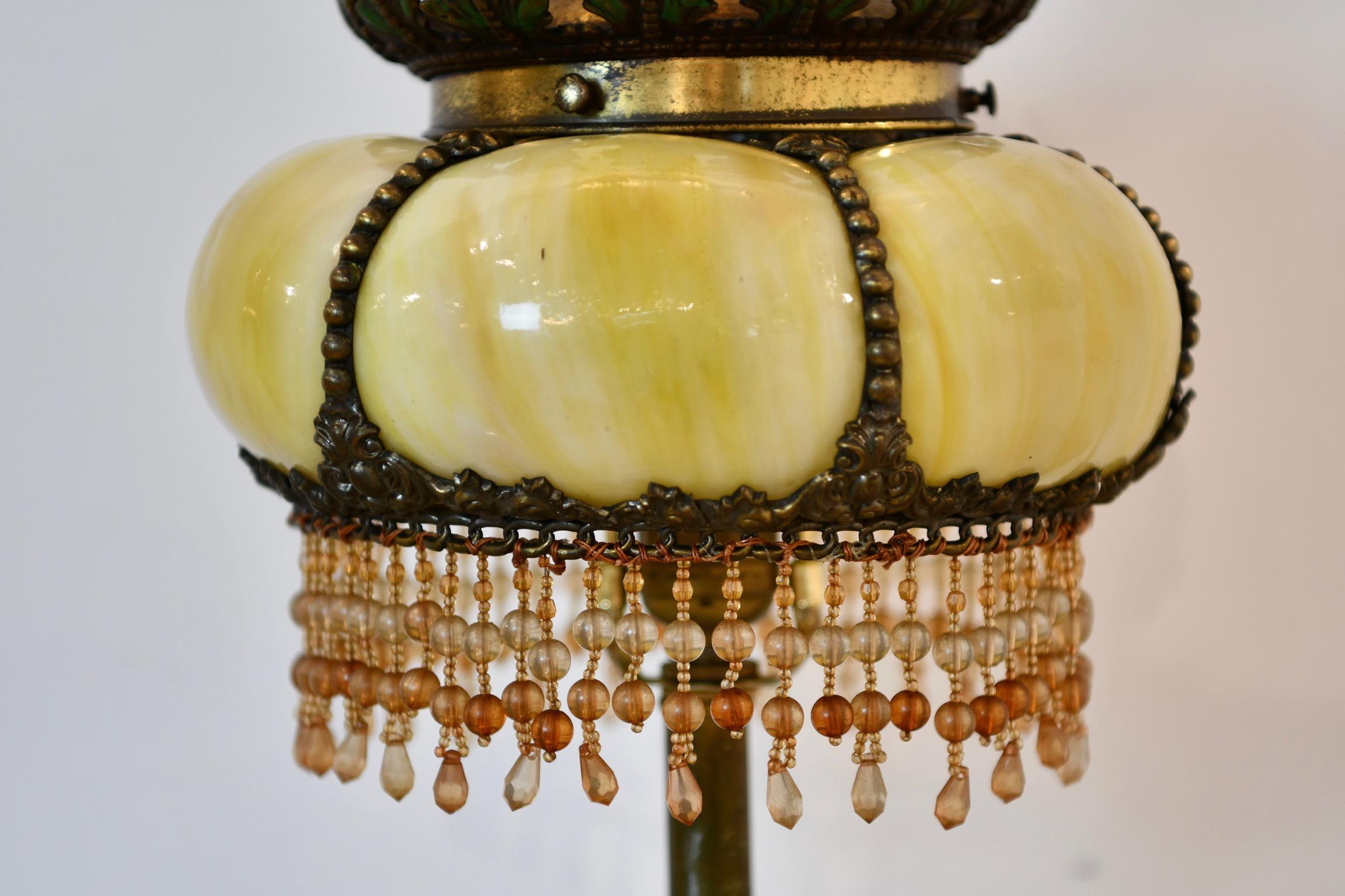 Bronze & Glas Tischlampe mit Perlen im Angebot 1