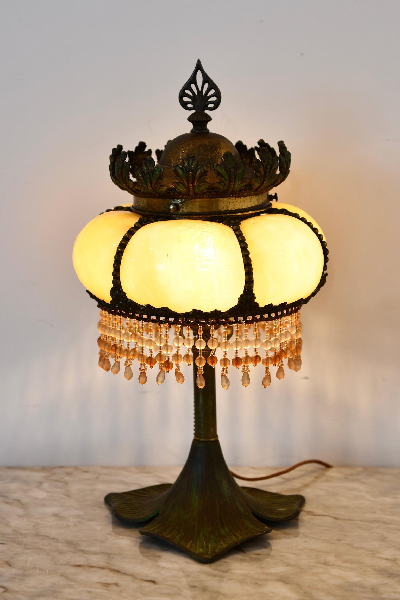 Lampe de table en bronze et verre avec perles en vente 2