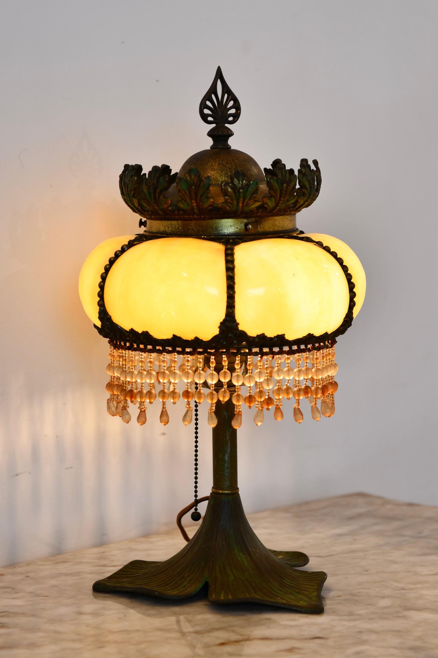 Lampe de table en bronze et verre avec perles en vente 3
