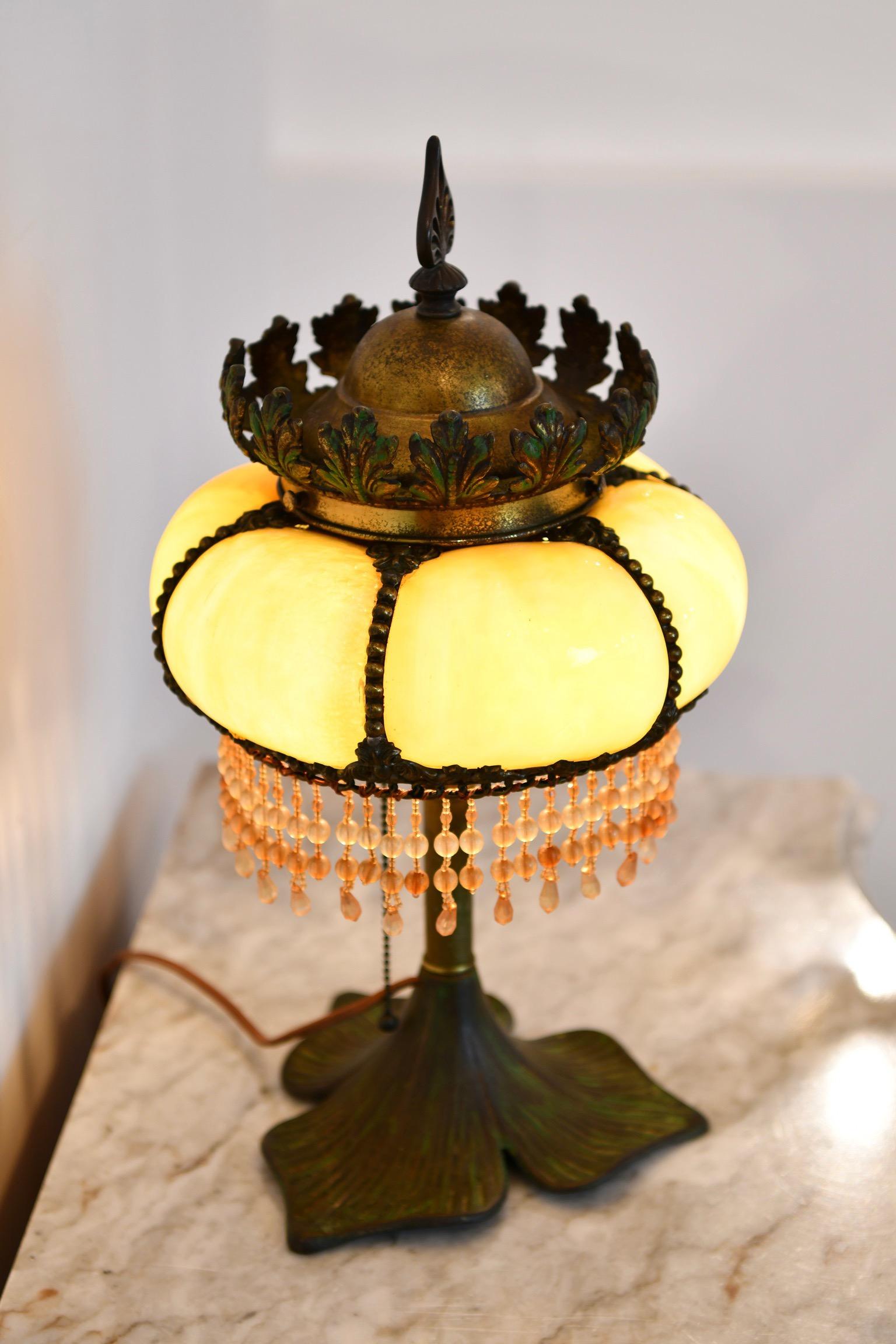 Lampe de table en bronze et verre avec perles en vente 4