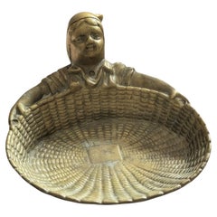 Gnomo in bronzo che tiene un cestino per gingilli Vassoio da tavolo, Vintage Italia