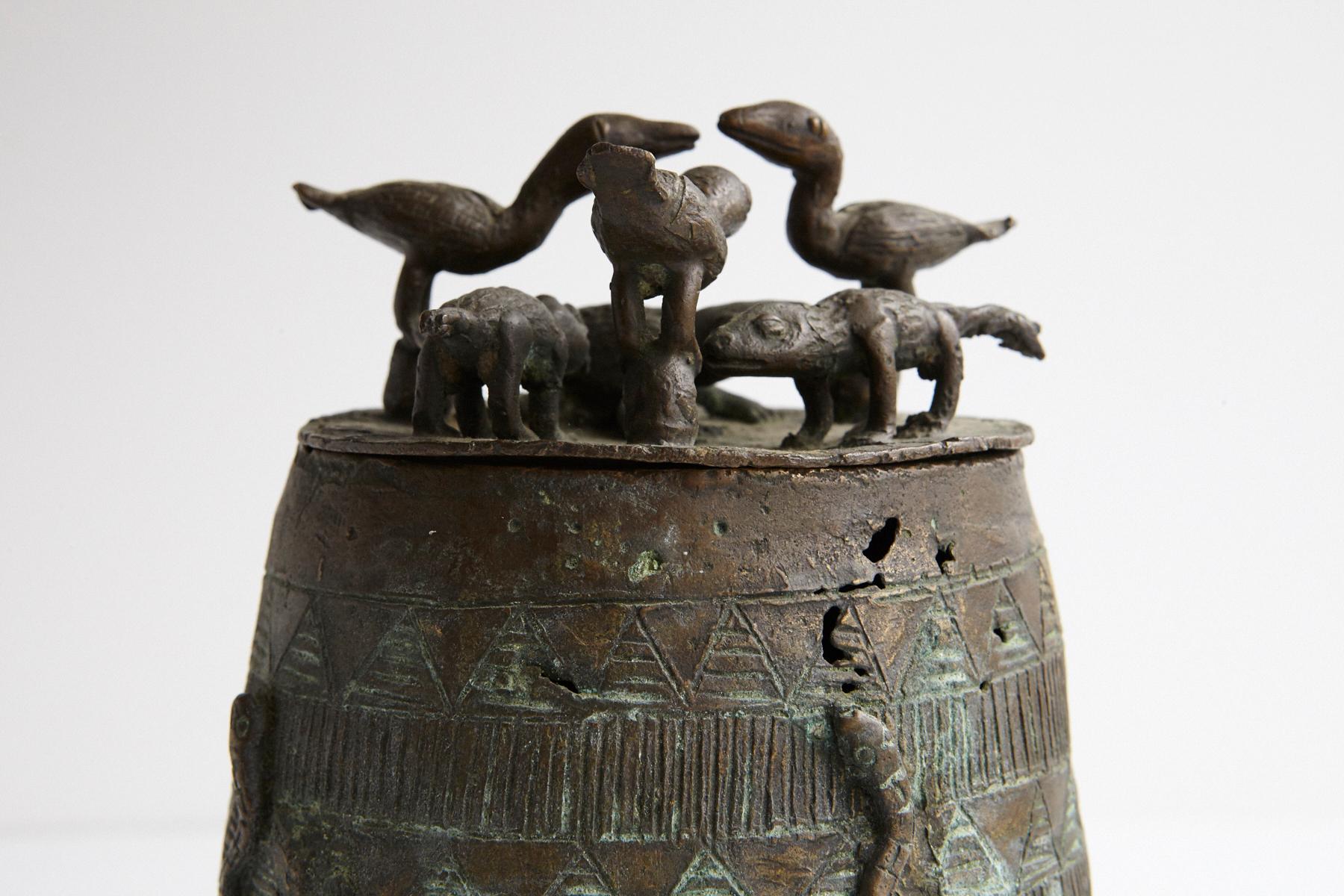 Bronze Gold Dust Pot - Kuduo, Asante People, Ghana, 1940s For Sale 3