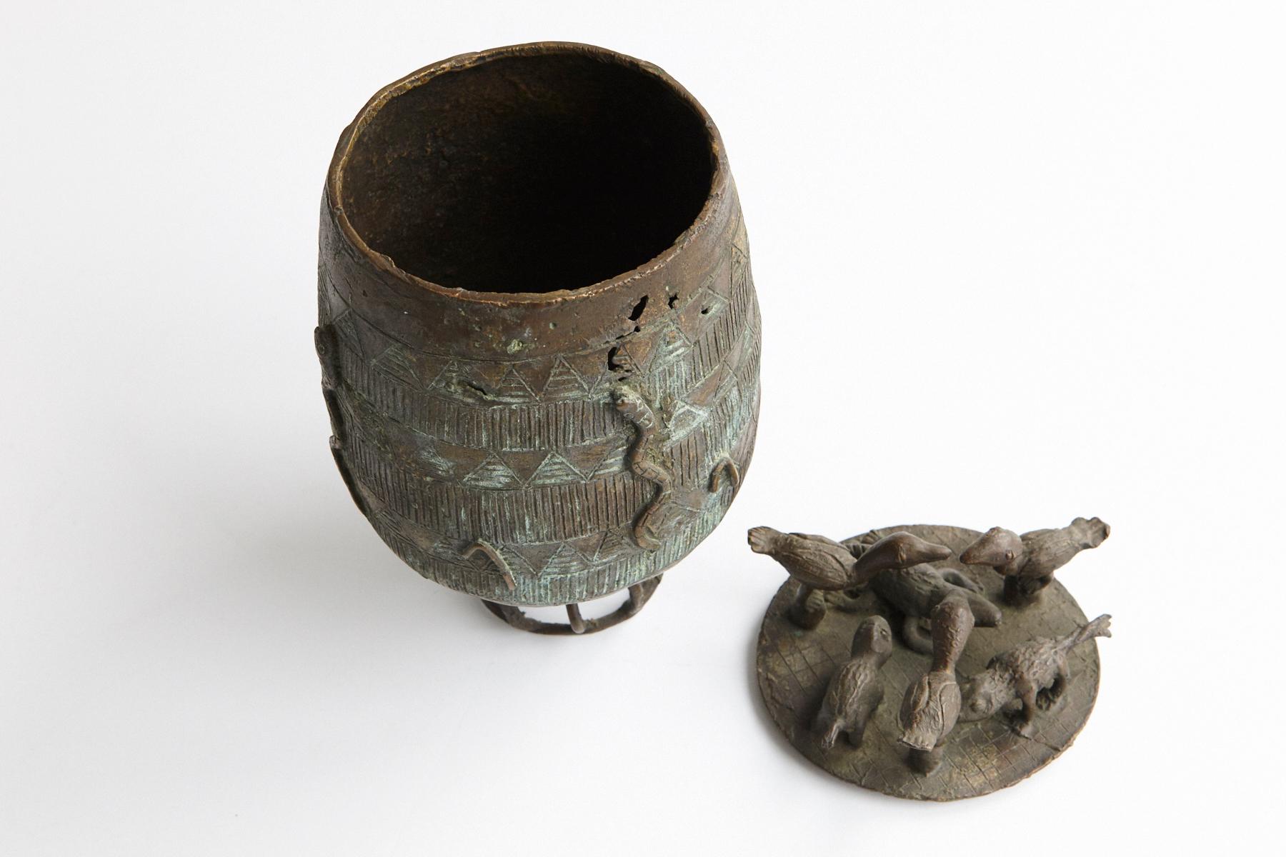 Bronze Gold Dust Pot - Kuduo, Asante People, Ghana, 1940s For Sale 4