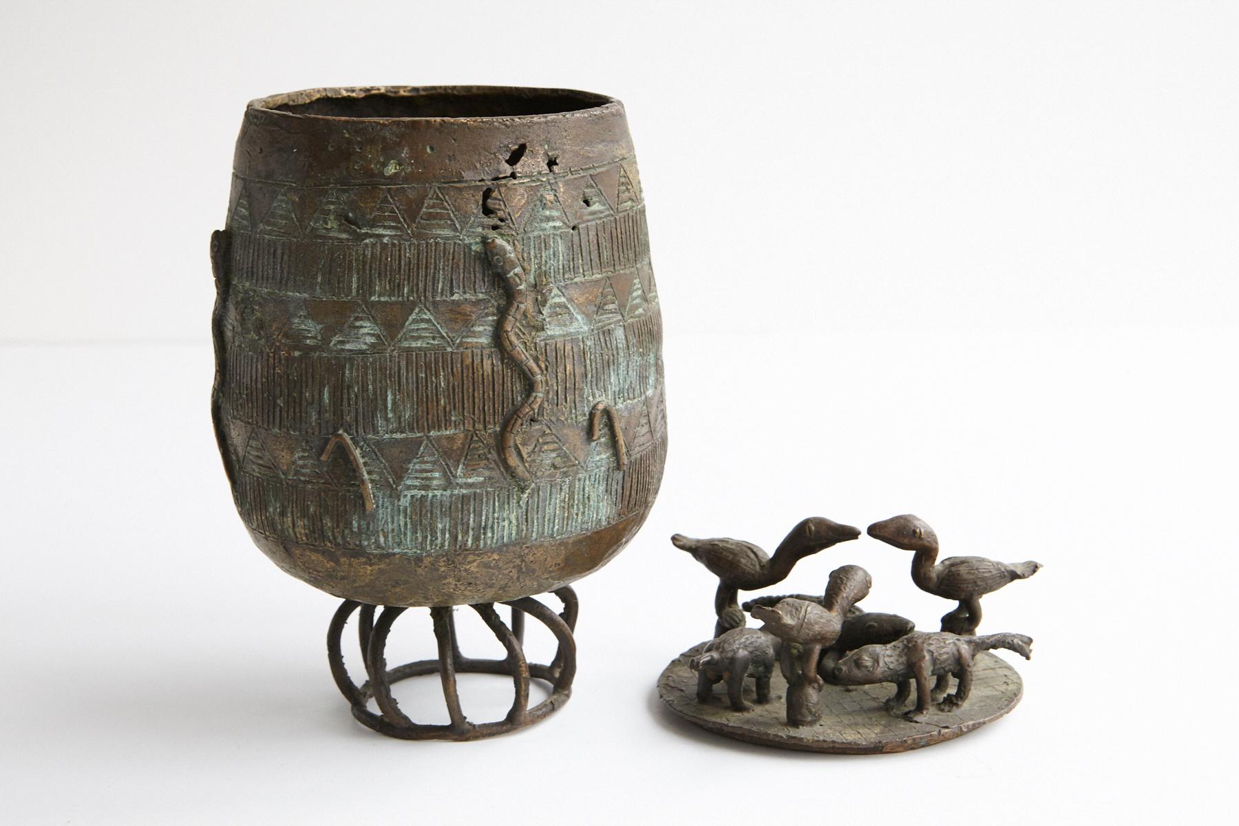 Bronze Gold Dust Pot - Kuduo, Asante People, Ghana, 1940s For Sale 5