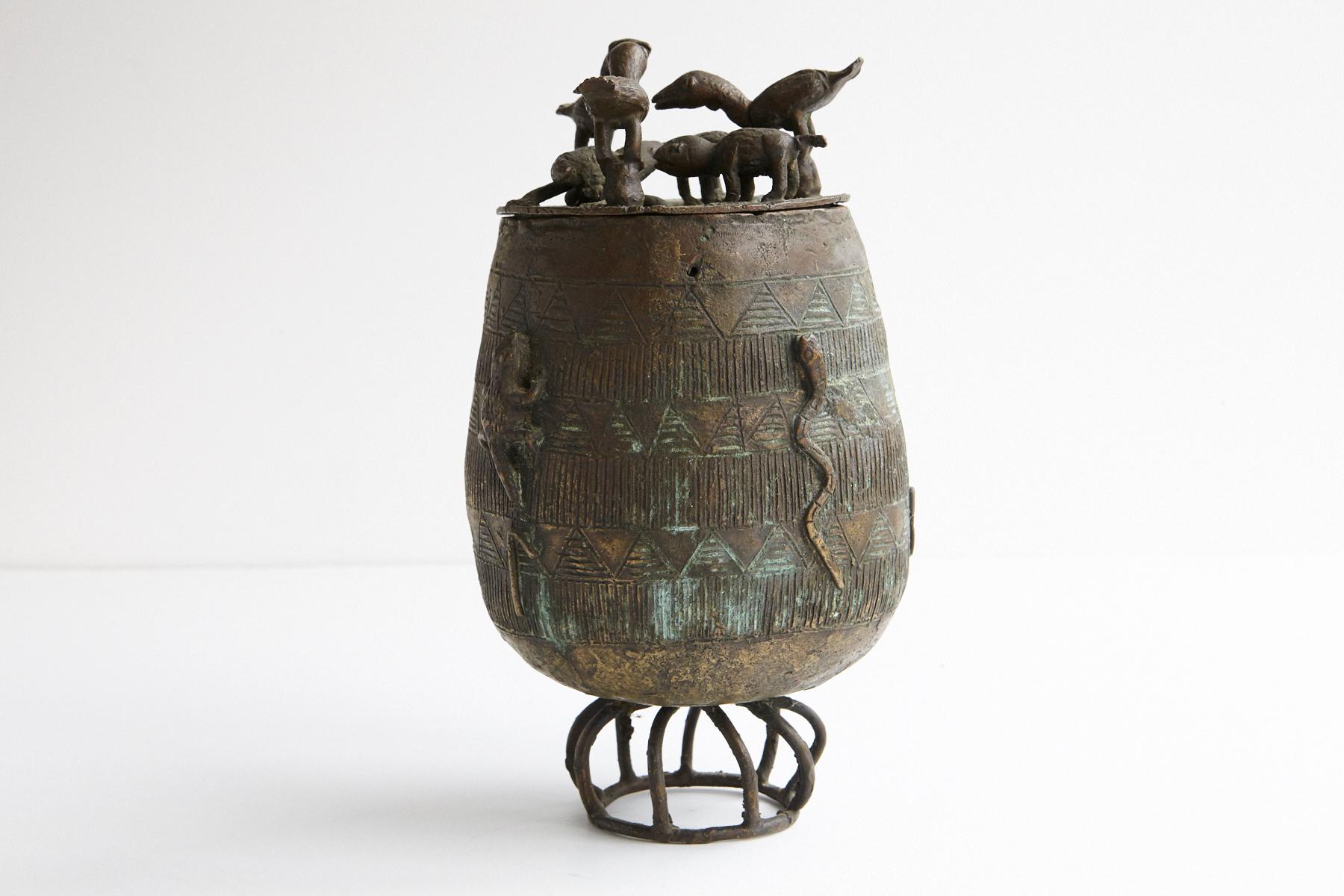 Ghanéen Pot à poussière en bronze - Kuduo, peuple Asante, Ghana, années 1940 en vente