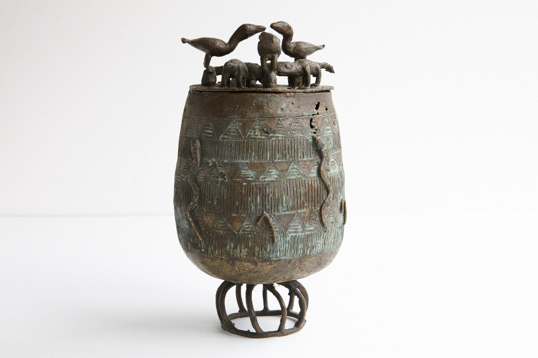 Moulage Pot à poussière en bronze - Kuduo, peuple Asante, Ghana, années 1940 en vente