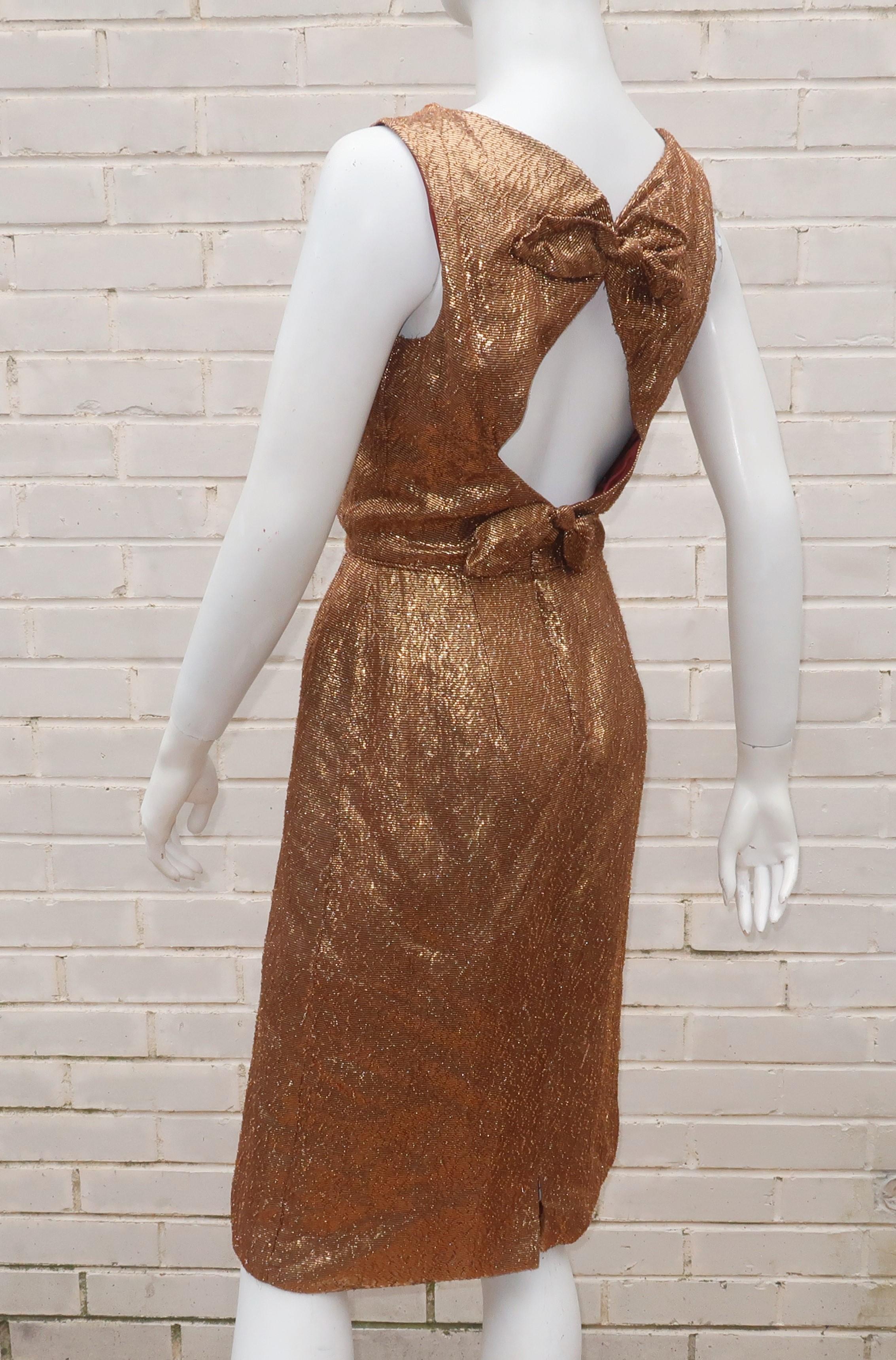 Robe crayon lamée or bronze avec nœud papillon découpé dans le dos, années 1950 en vente 5
