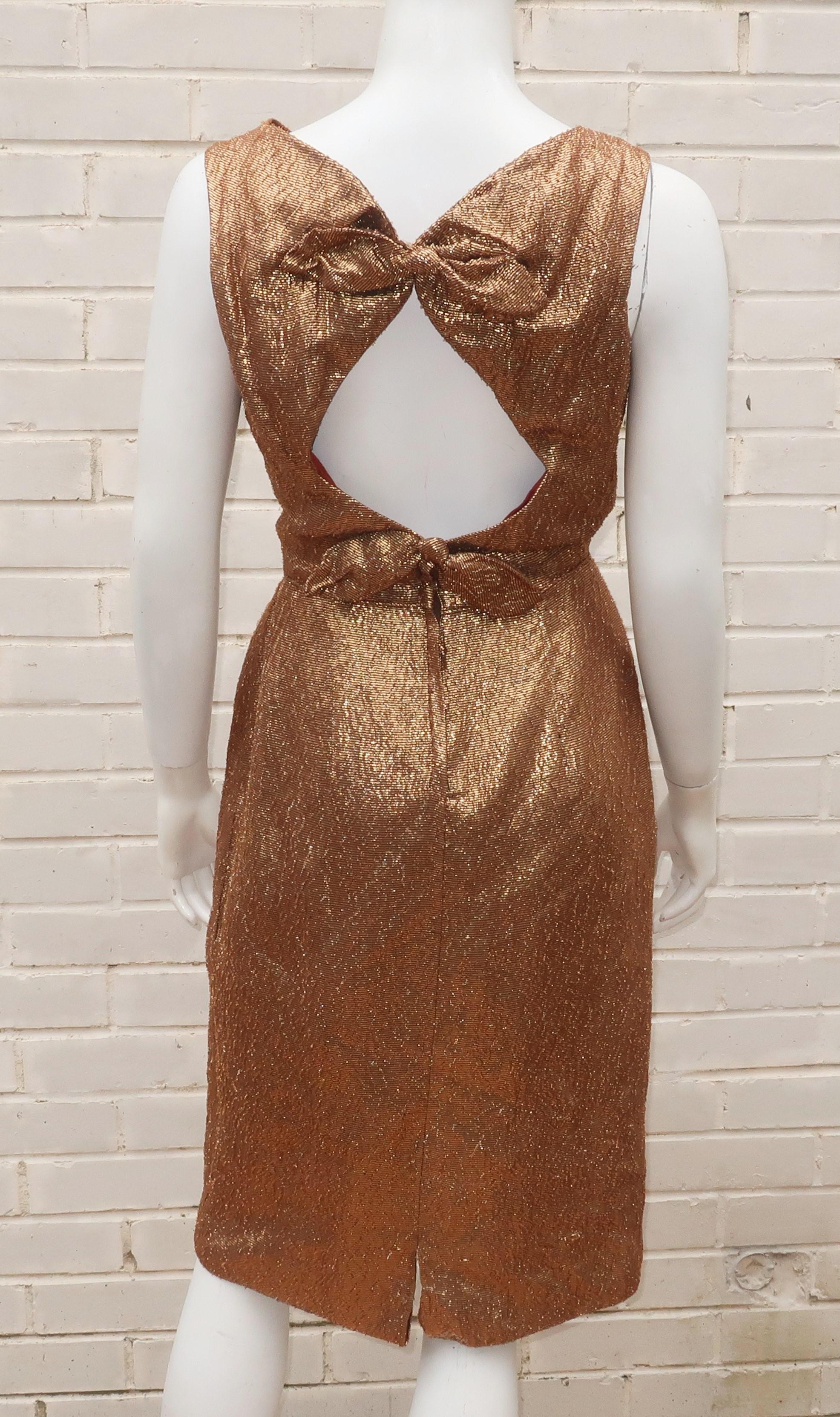 Robe crayon lamée or bronze avec nœud papillon découpé dans le dos, années 1950 en vente 6