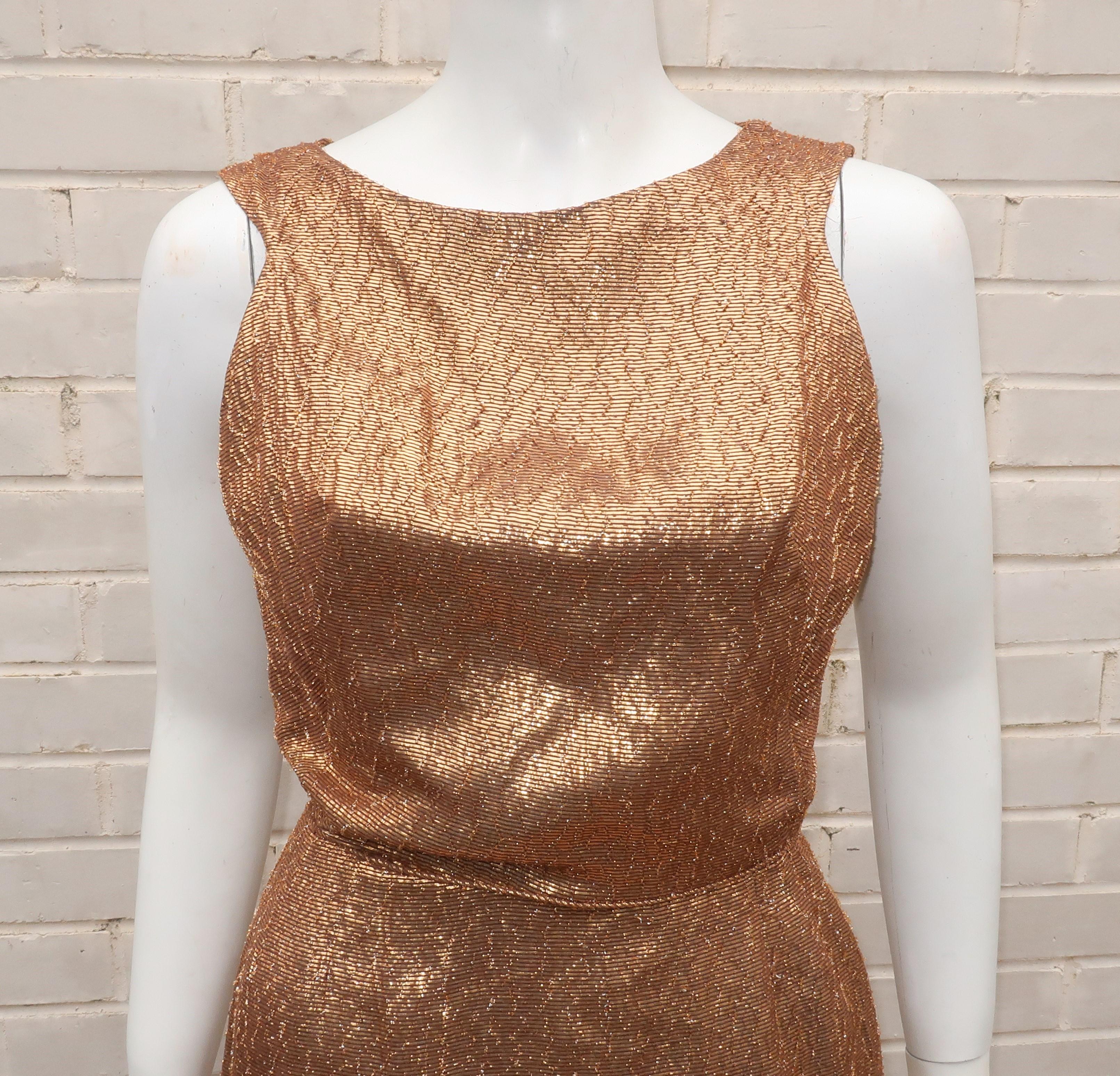 Bronze-Gold-Lamé-Wickelkleid mit ausgeschnittener Schleife am Rücken, 1950er Jahre (Braun) im Angebot
