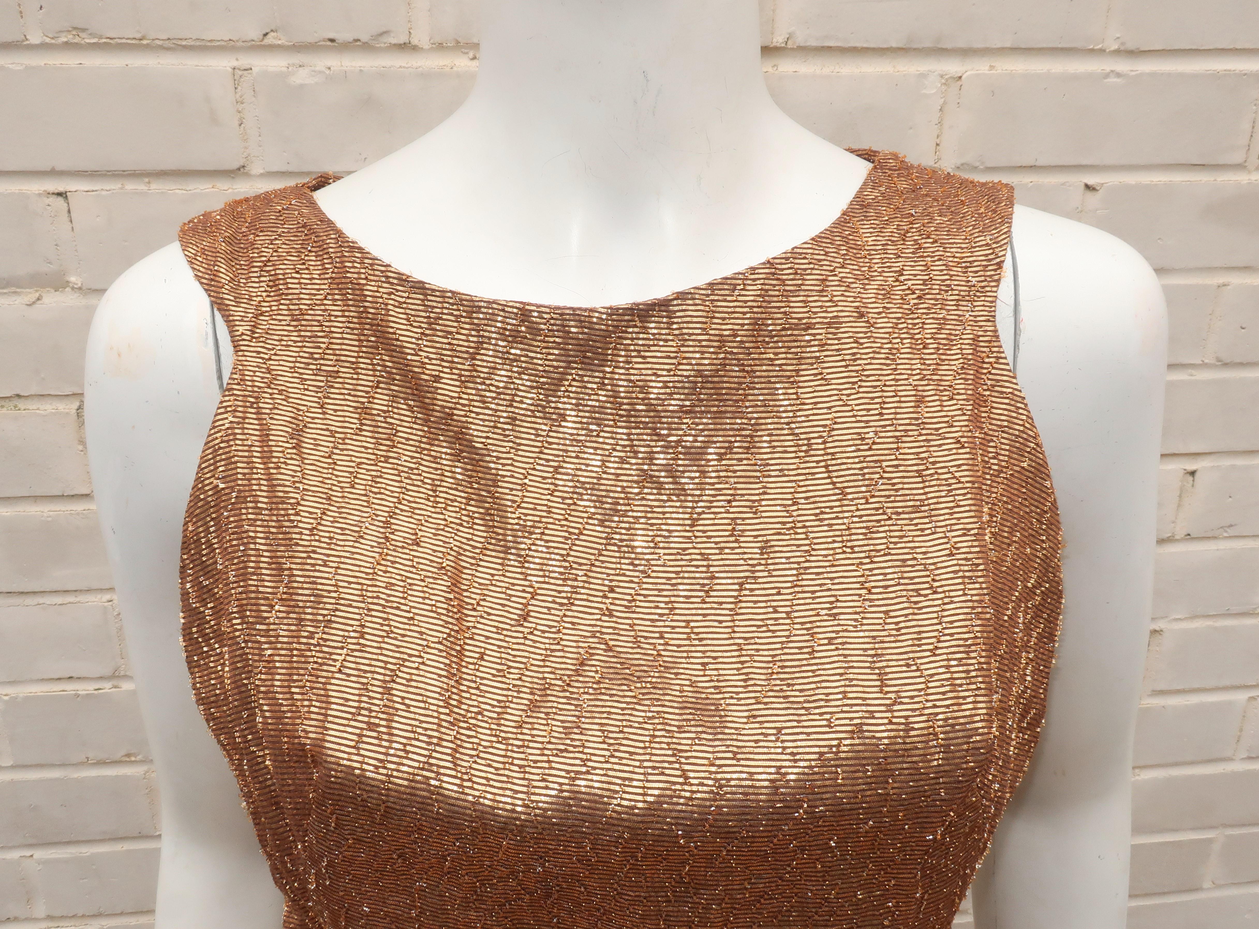 Bronze-Gold-Lamé-Wickelkleid mit ausgeschnittener Schleife am Rücken, 1950er Jahre im Zustand „Gut“ im Angebot in Atlanta, GA