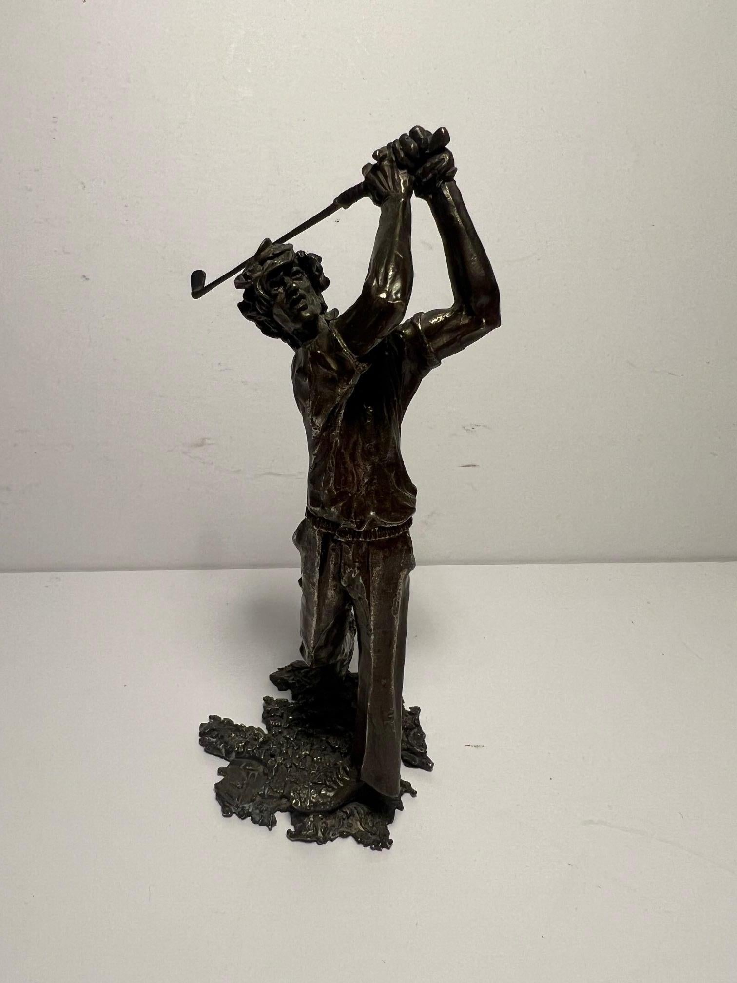 Piccolo golfista di bronzo.

Firmato 