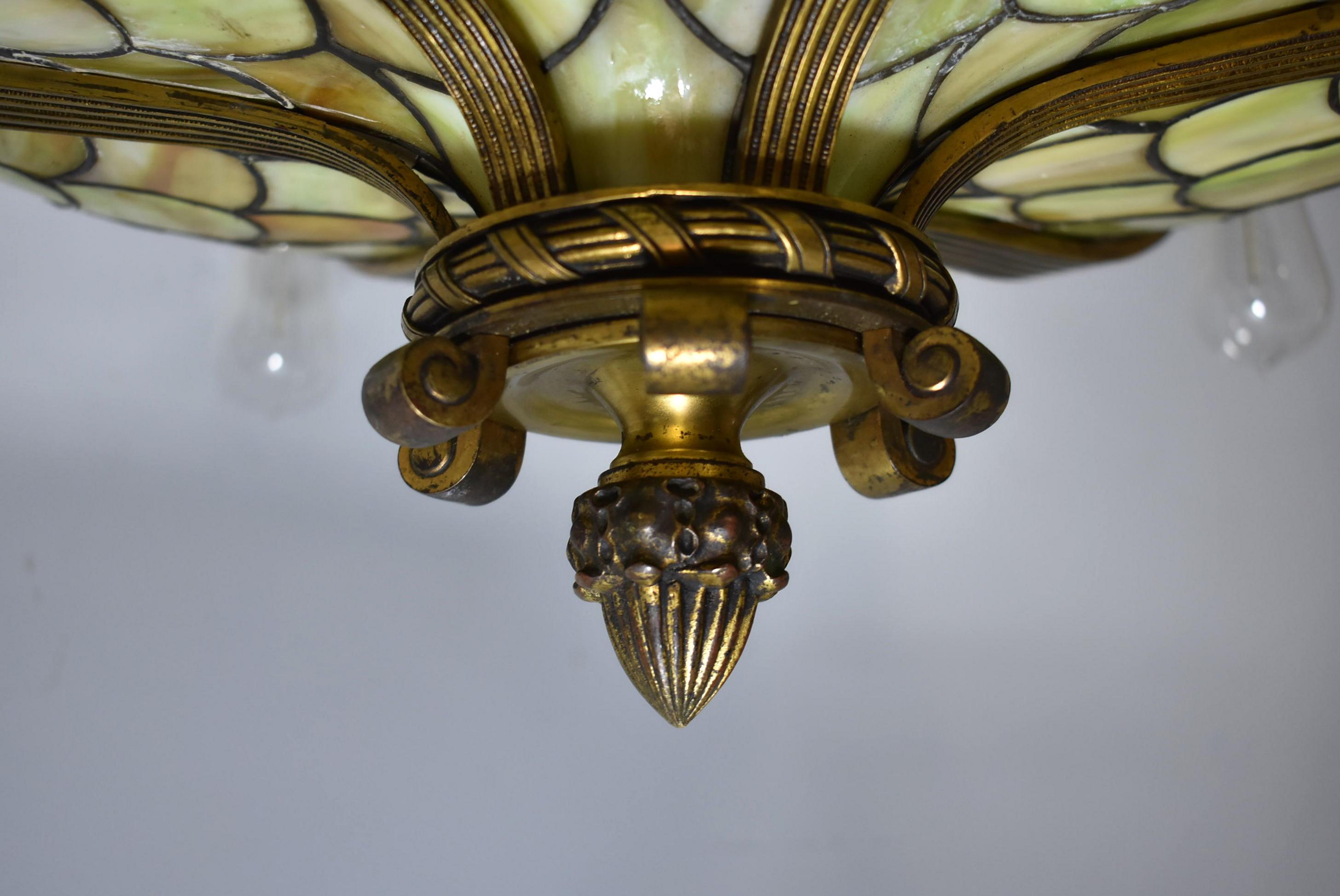 Bronze-Kronleuchter im gotischen Stil mit Fischmotiv aus Bleiglas Att. Duffner & Kimberly (Nordamerikanisch) im Angebot