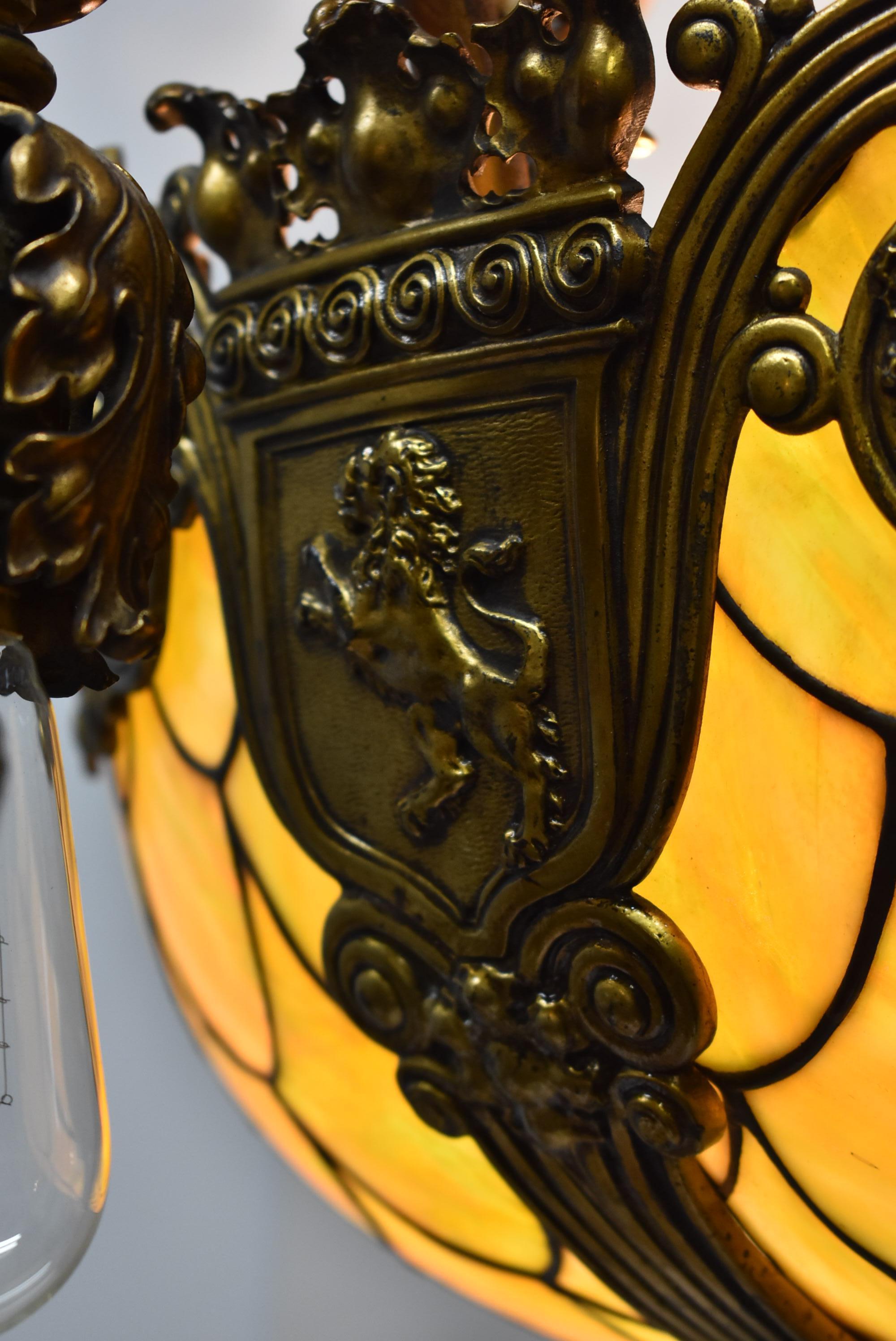 Bronze-Kronleuchter im gotischen Stil mit Fischmotiv aus Bleiglas Att. Duffner & Kimberly im Zustand „Gut“ im Angebot in Toledo, OH