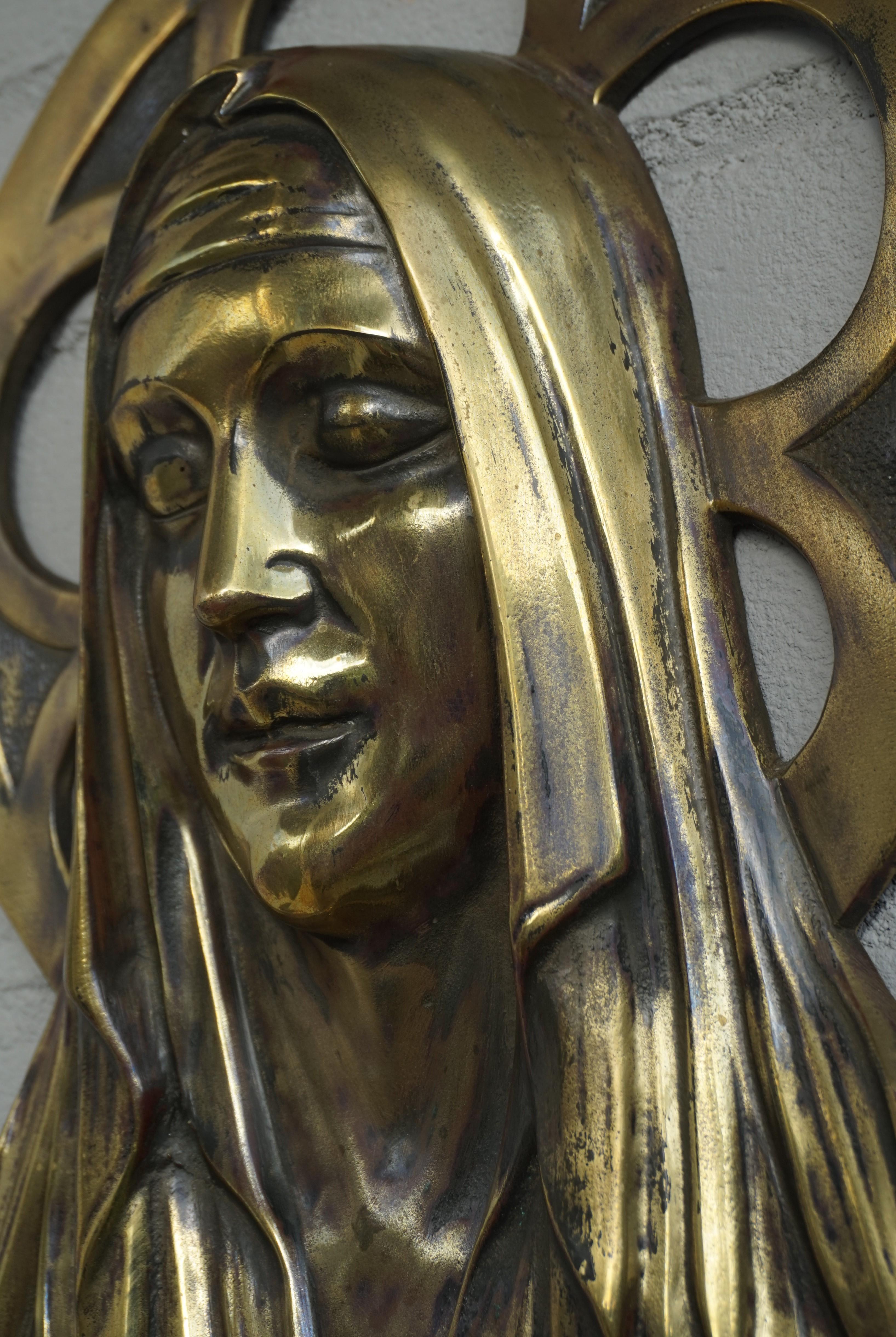 Belge Plaque murale gothique en bronze de S. Norga représentant Mère Marie dans un halo Cinquefoil en vente