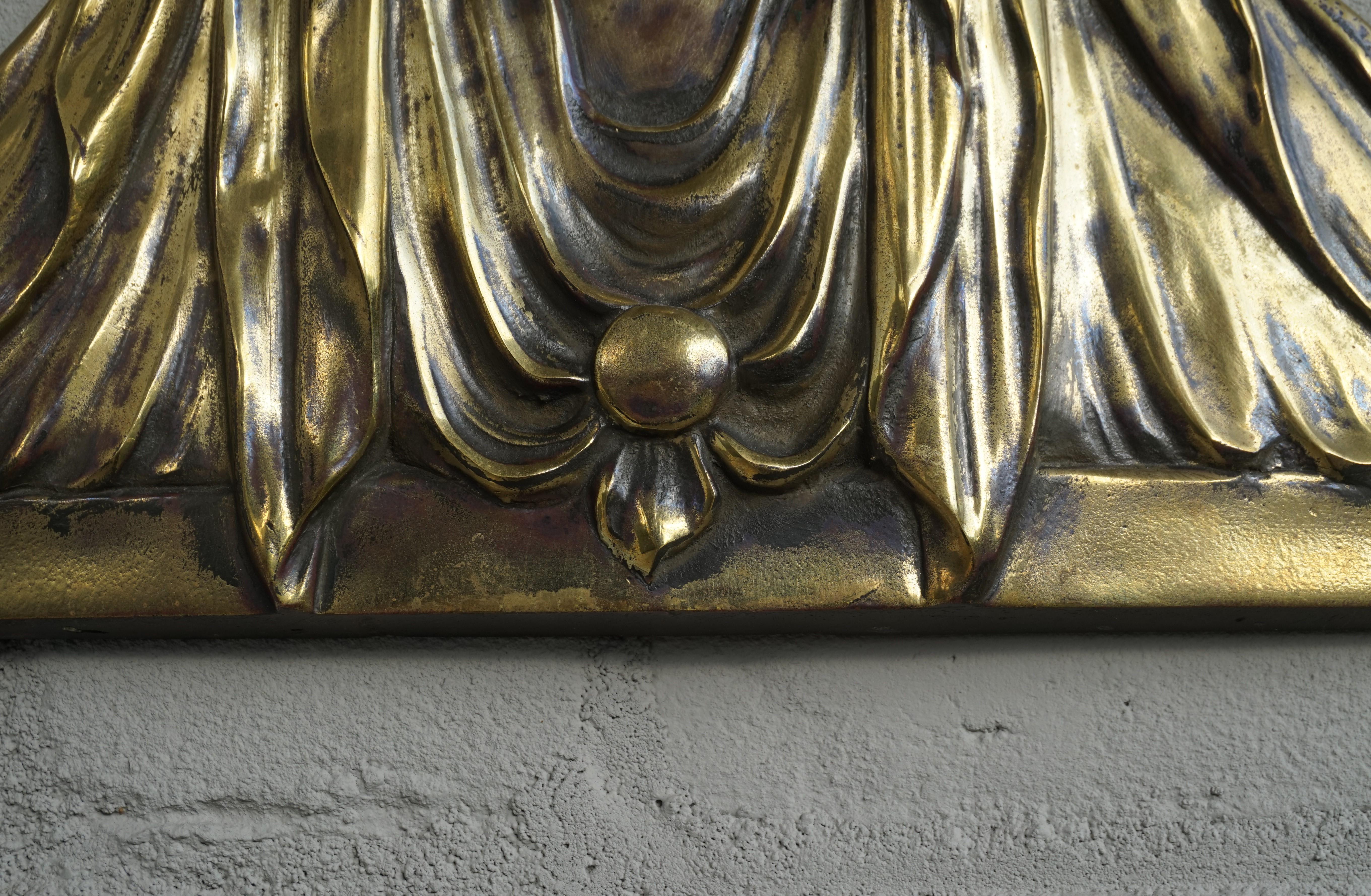 Gotische Wandtafel aus Bronze von S. Norga mit der Darstellung der Muttergottes im Kleeblattkranz (Belgisch) im Angebot