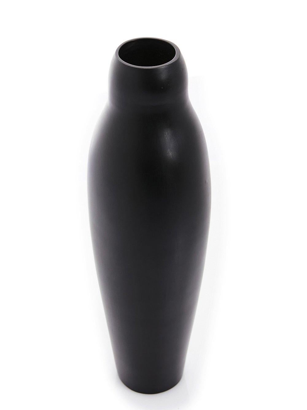 Kürbisvase aus Bronze von Rick Owens
2019
Abmessungen: L 11 x B 11 x H 36,7 cm
MATERIALIEN: Bronze
Gewicht: 4.5 kg

Rick Owens ist ein in Kalifornien geborener Mode- und Einrichtungsexperte, der einen einzigartigen Stil entwickelt hat, den er als