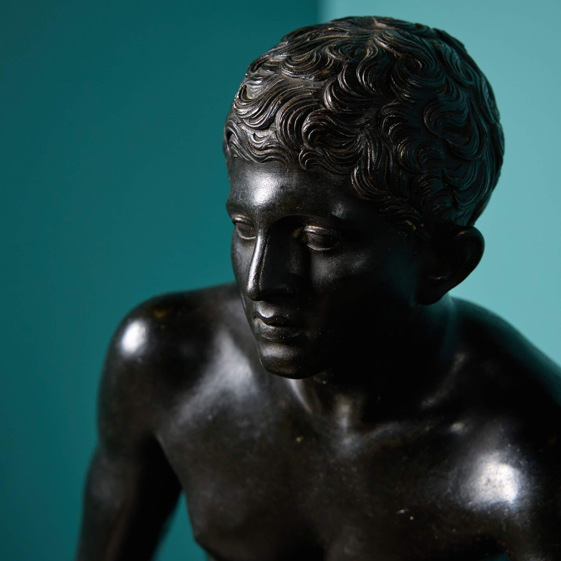 Italiano Scultura in bronzo del Grand Tour con Ermes seduto dopo l'Antico in vendita
