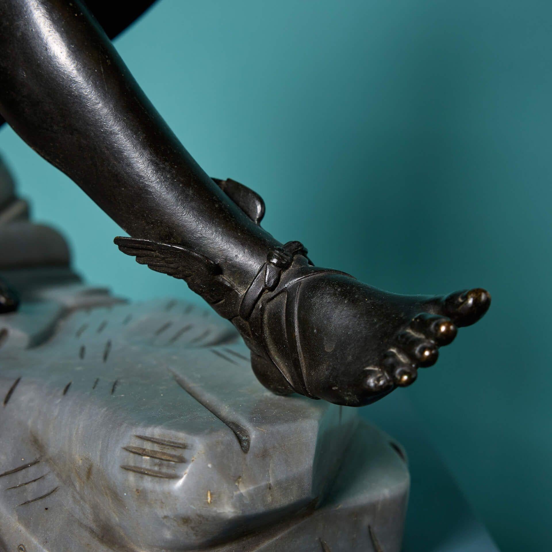 Metallo Scultura in bronzo del Grand Tour con Ermes seduto dopo l'Antico in vendita
