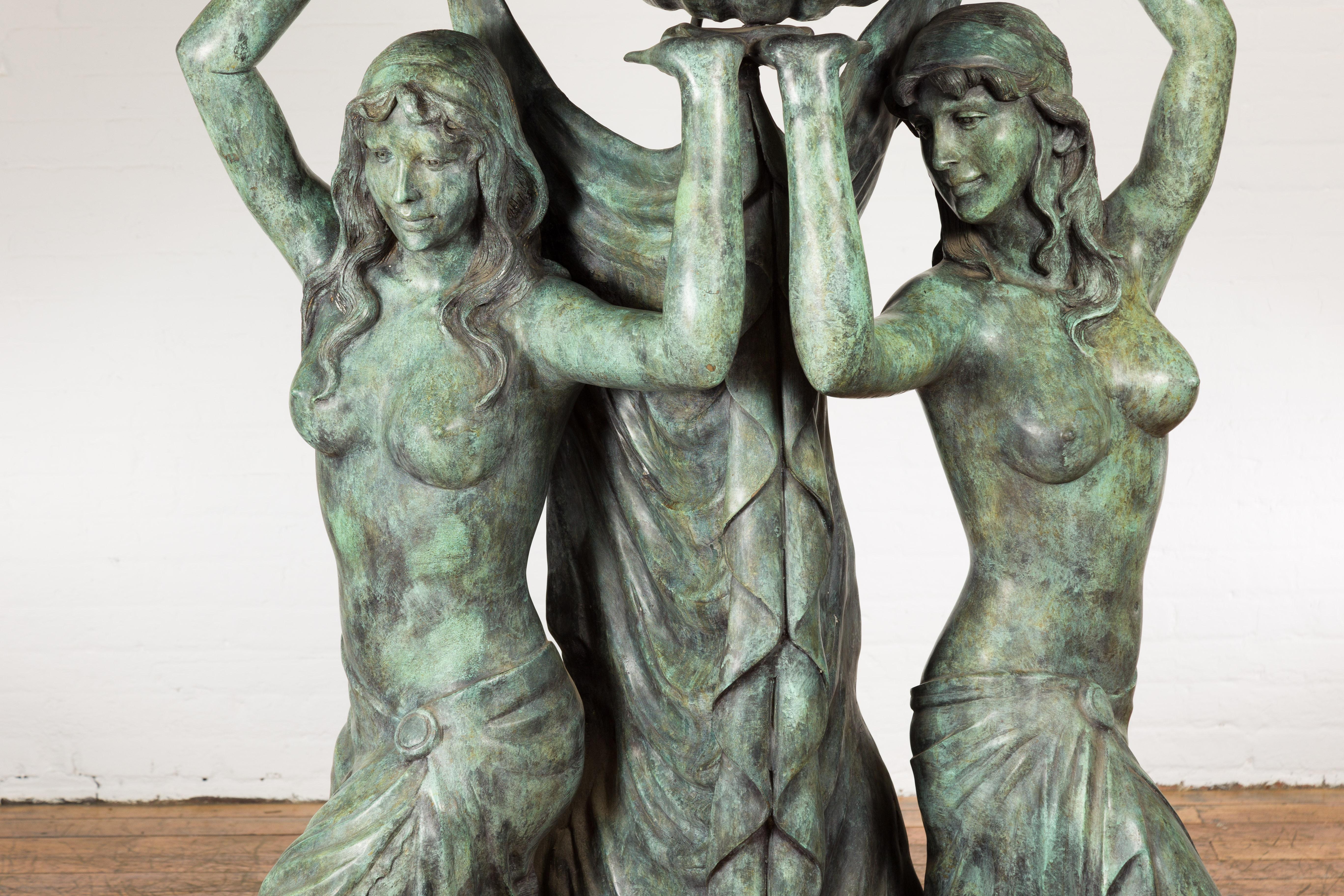 XXIe siècle et contemporain Fontaine en bronze d'inspiration gréco-romaine représentant trois nymphes tenant un coquillage en vente