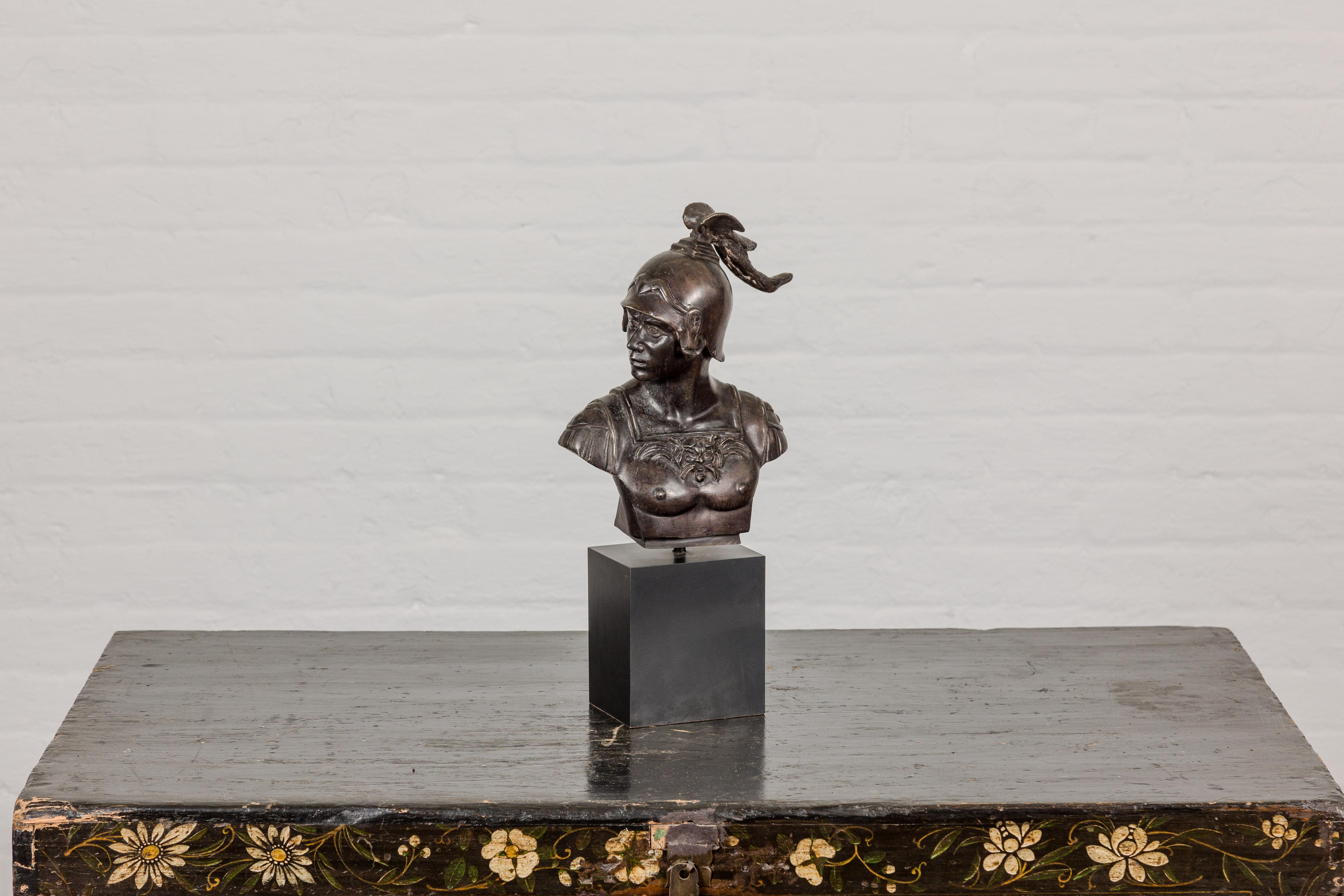 Buste d'un soldat spartiate en bronze de style Greco romain sur socle en bois noir en vente 3