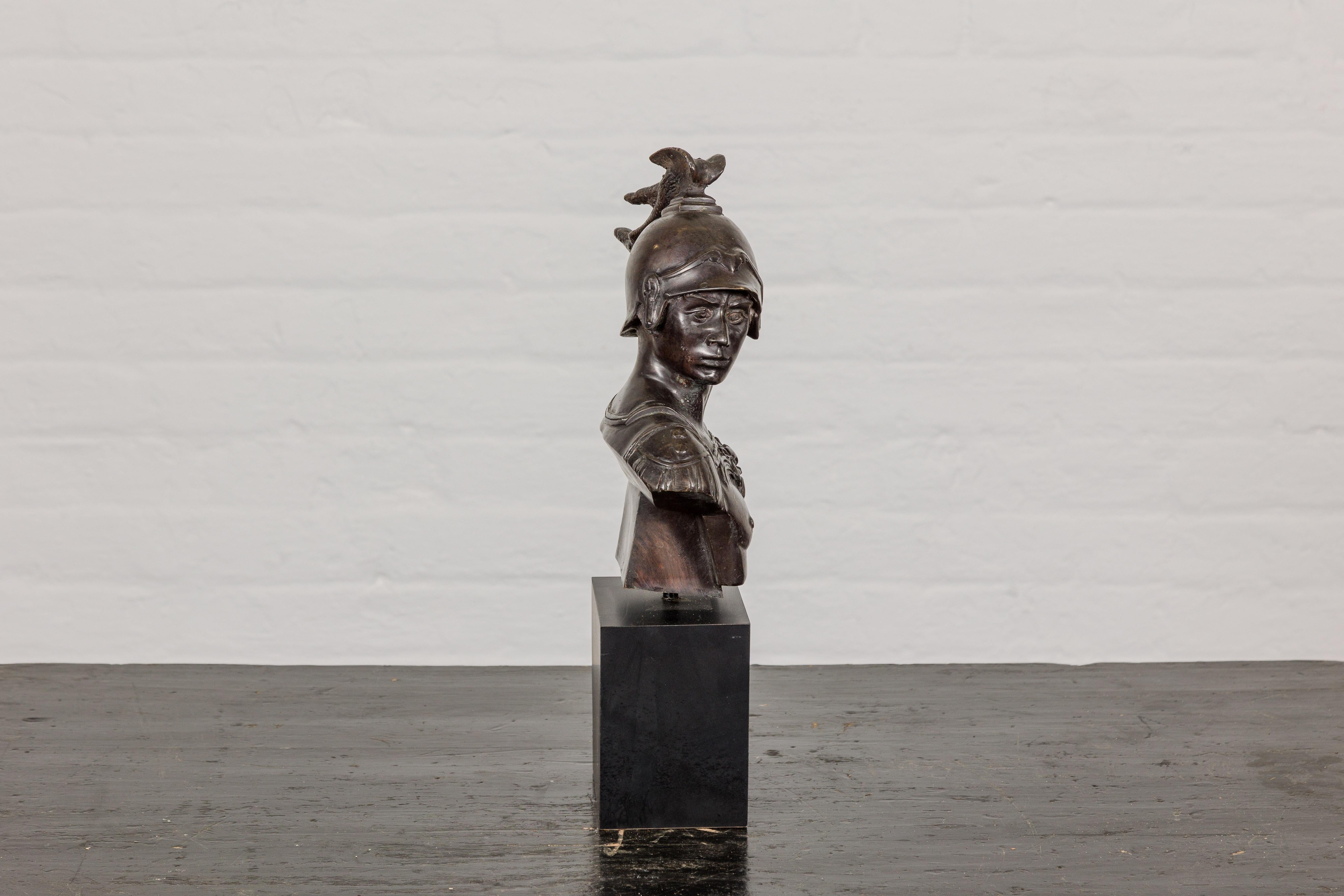 Buste d'un soldat spartiate en bronze de style Greco romain sur socle en bois noir en vente 4