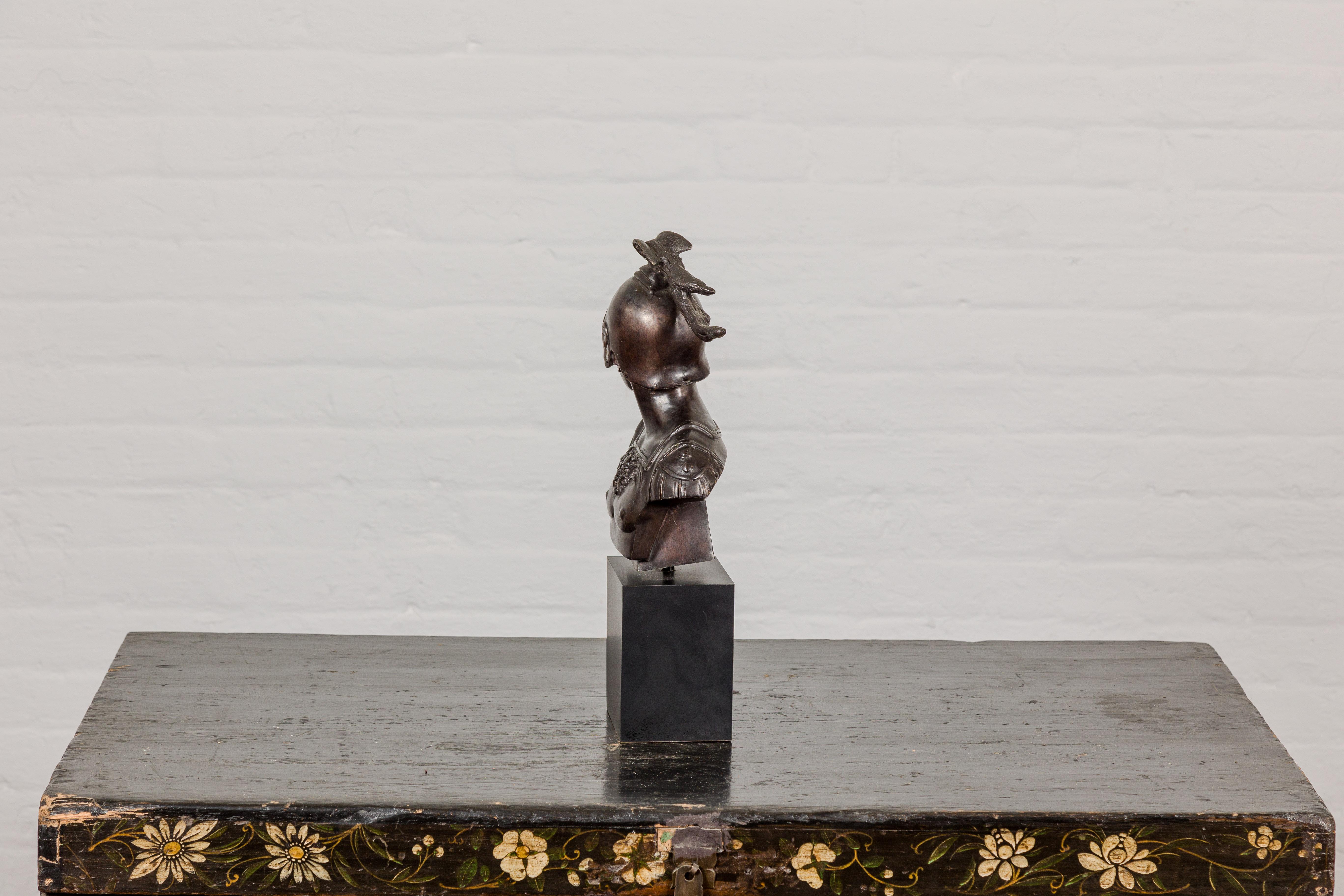 Buste d'un soldat spartiate en bronze de style Greco romain sur socle en bois noir en vente 6