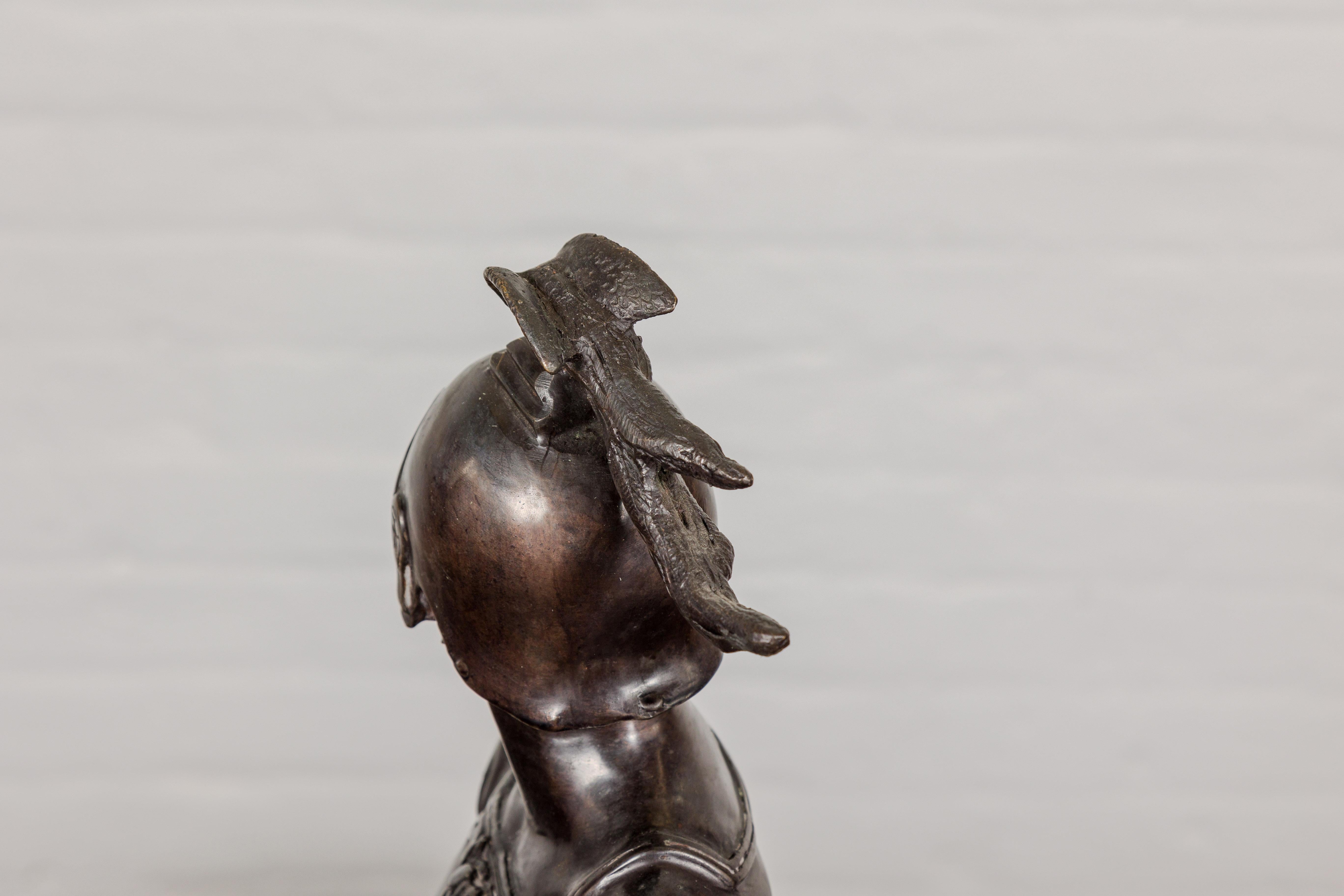 Buste d'un soldat spartiate en bronze de style Greco romain sur socle en bois noir en vente 7