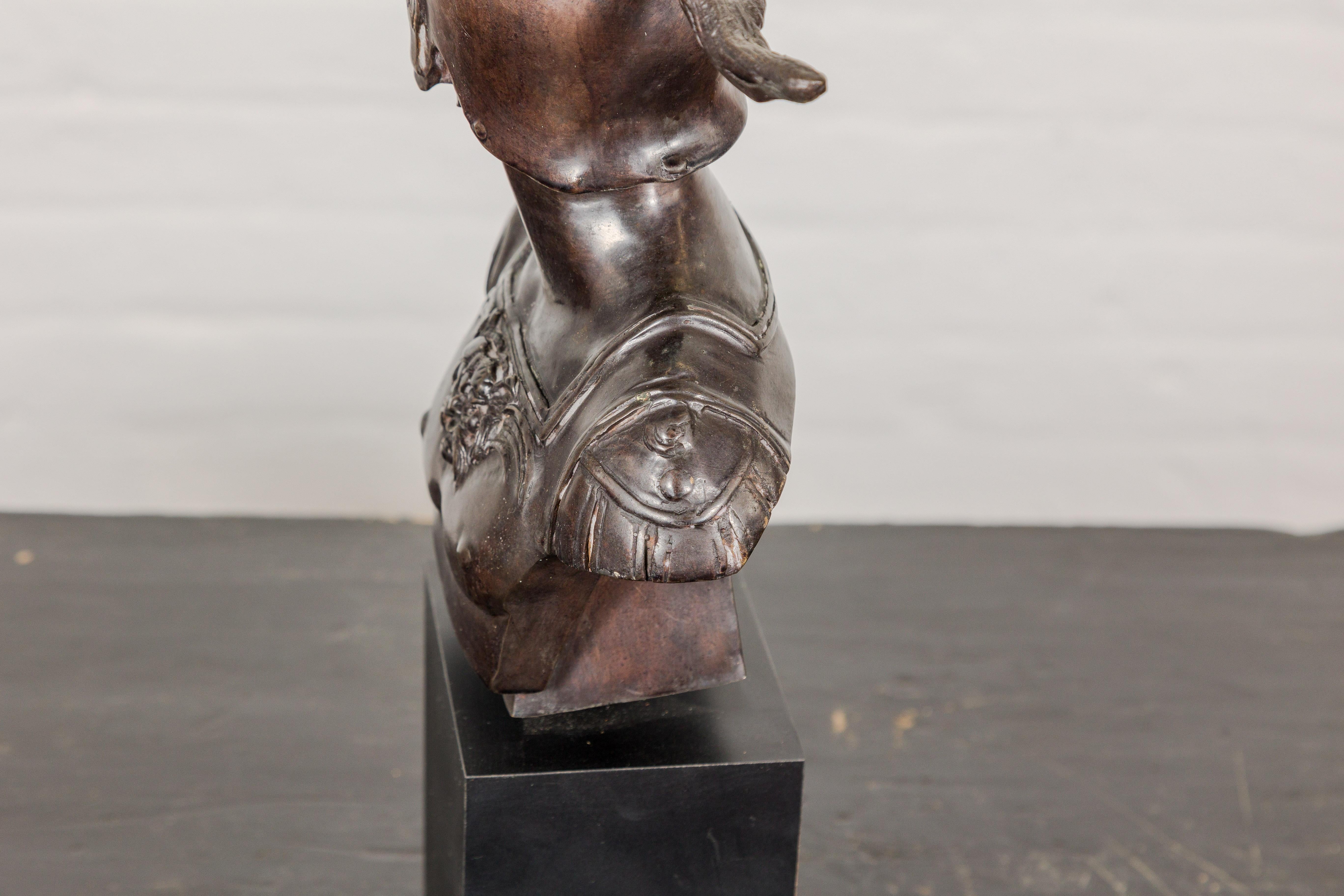 Buste d'un soldat spartiate en bronze de style Greco romain sur socle en bois noir en vente 8