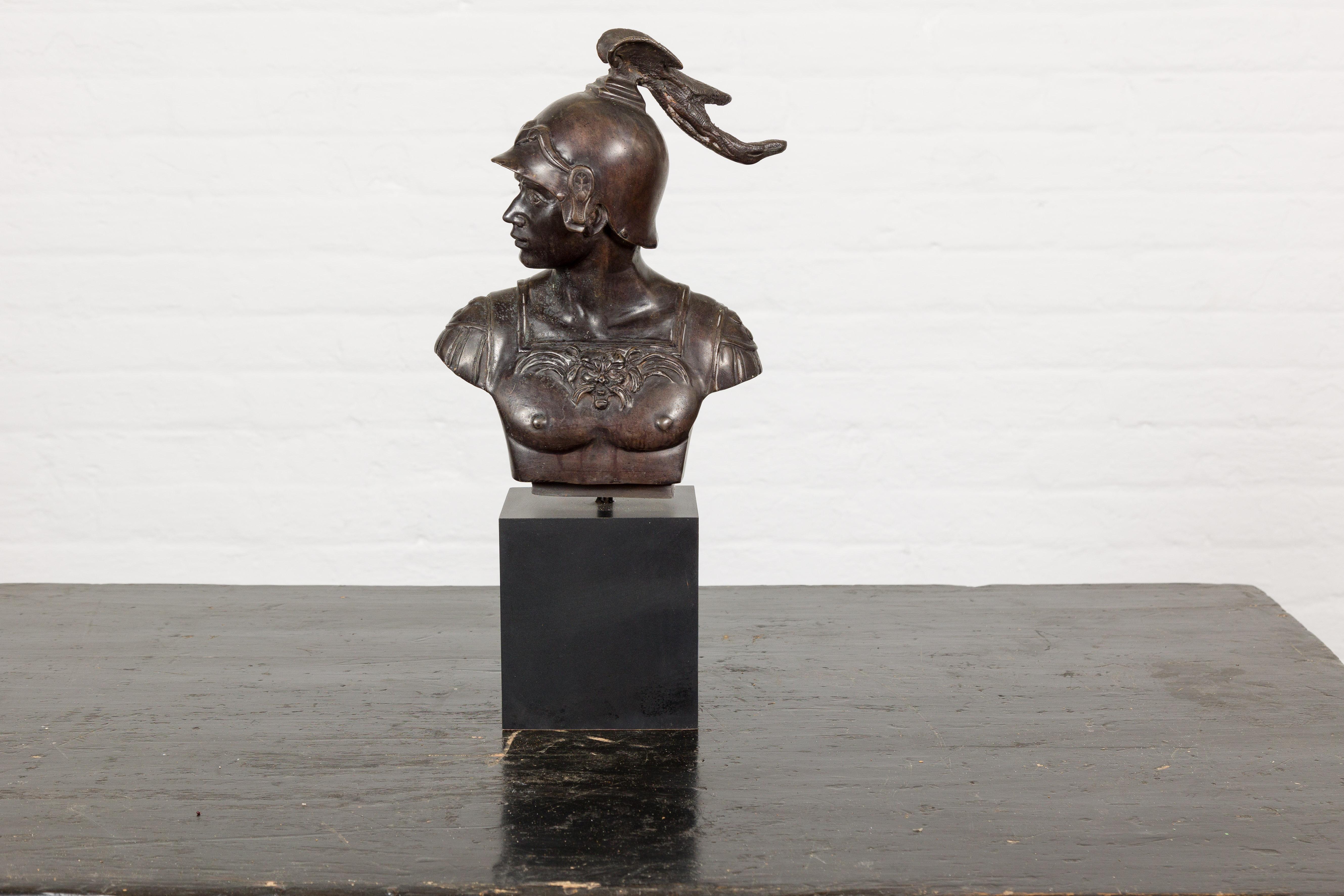 Moulage Buste d'un soldat spartiate en bronze de style Greco romain sur socle en bois noir en vente
