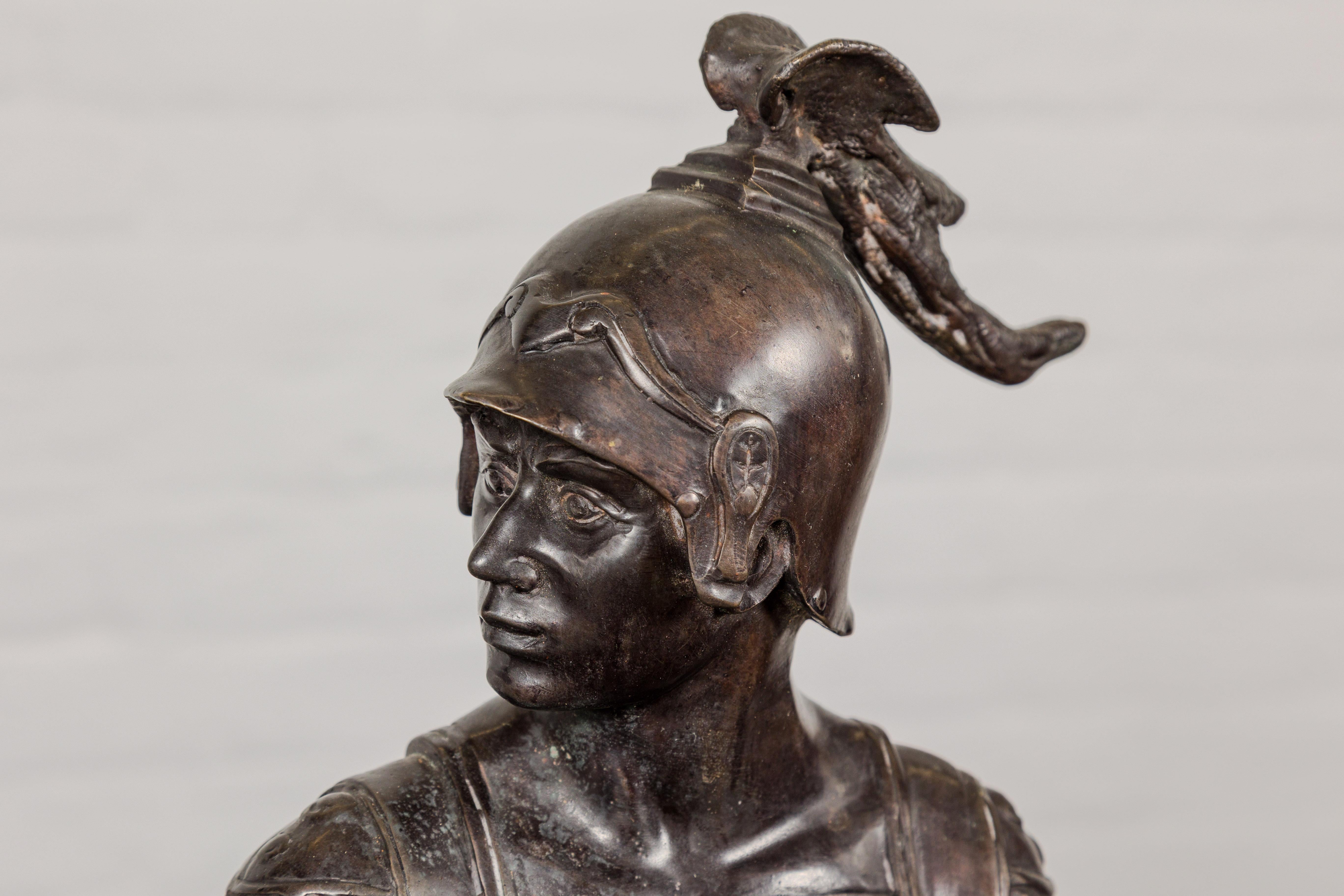 Buste d'un soldat spartiate en bronze de style Greco romain sur socle en bois noir en vente 1