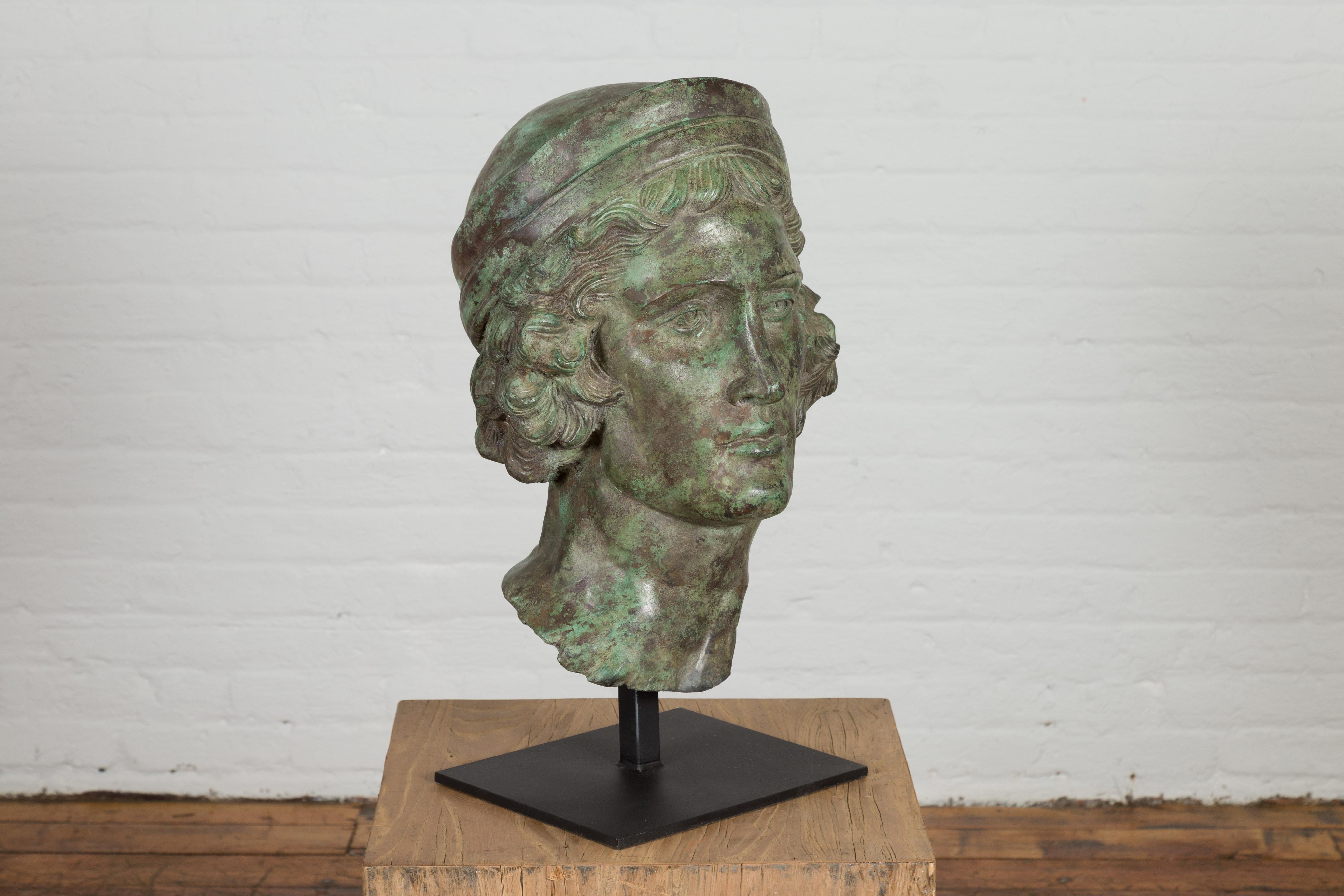 Sculpture de tête contemporaine de style gréco-romain en bronze avec patine vert-de-gris en vente 3