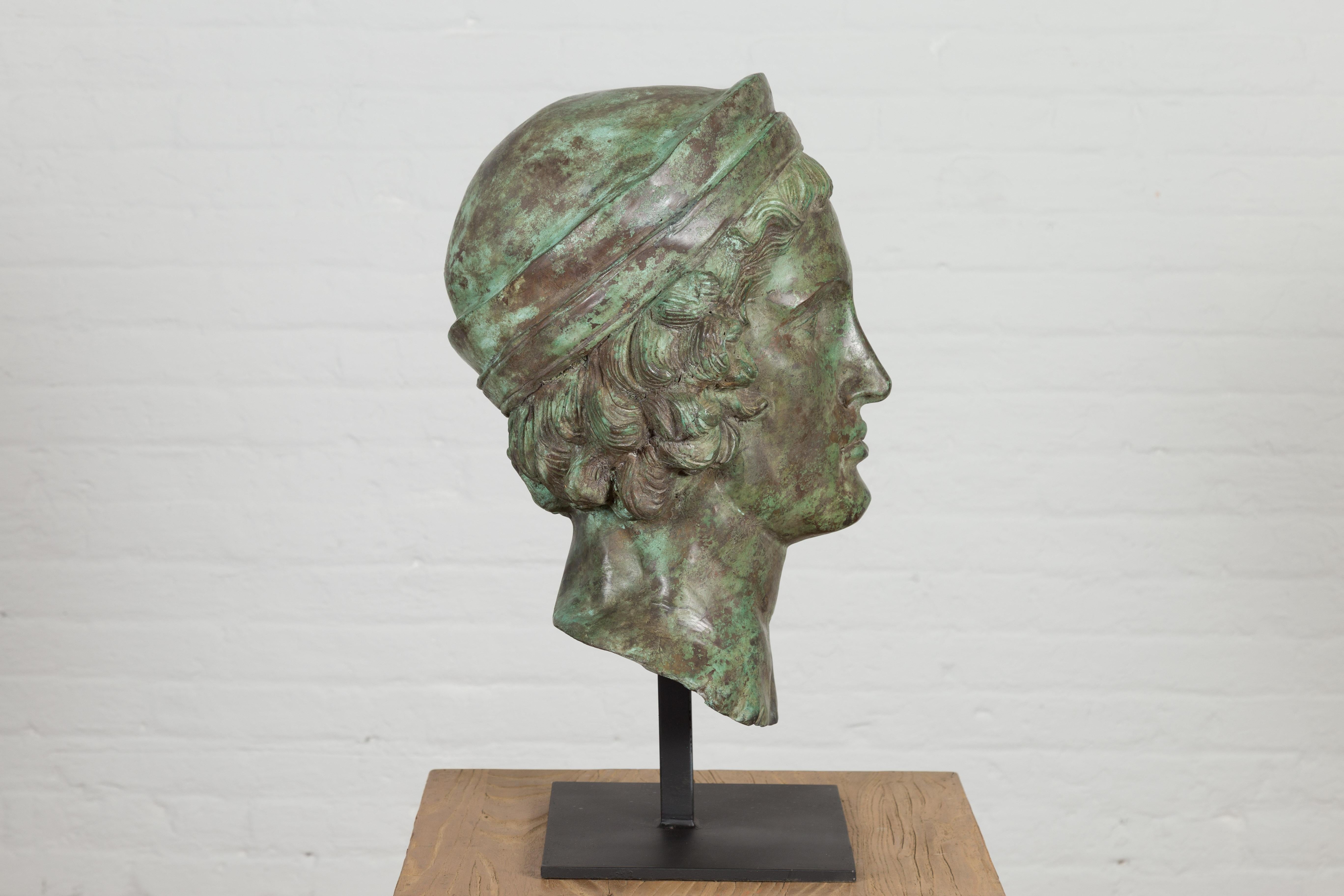 Sculpture de tête contemporaine de style gréco-romain en bronze avec patine vert-de-gris en vente 4