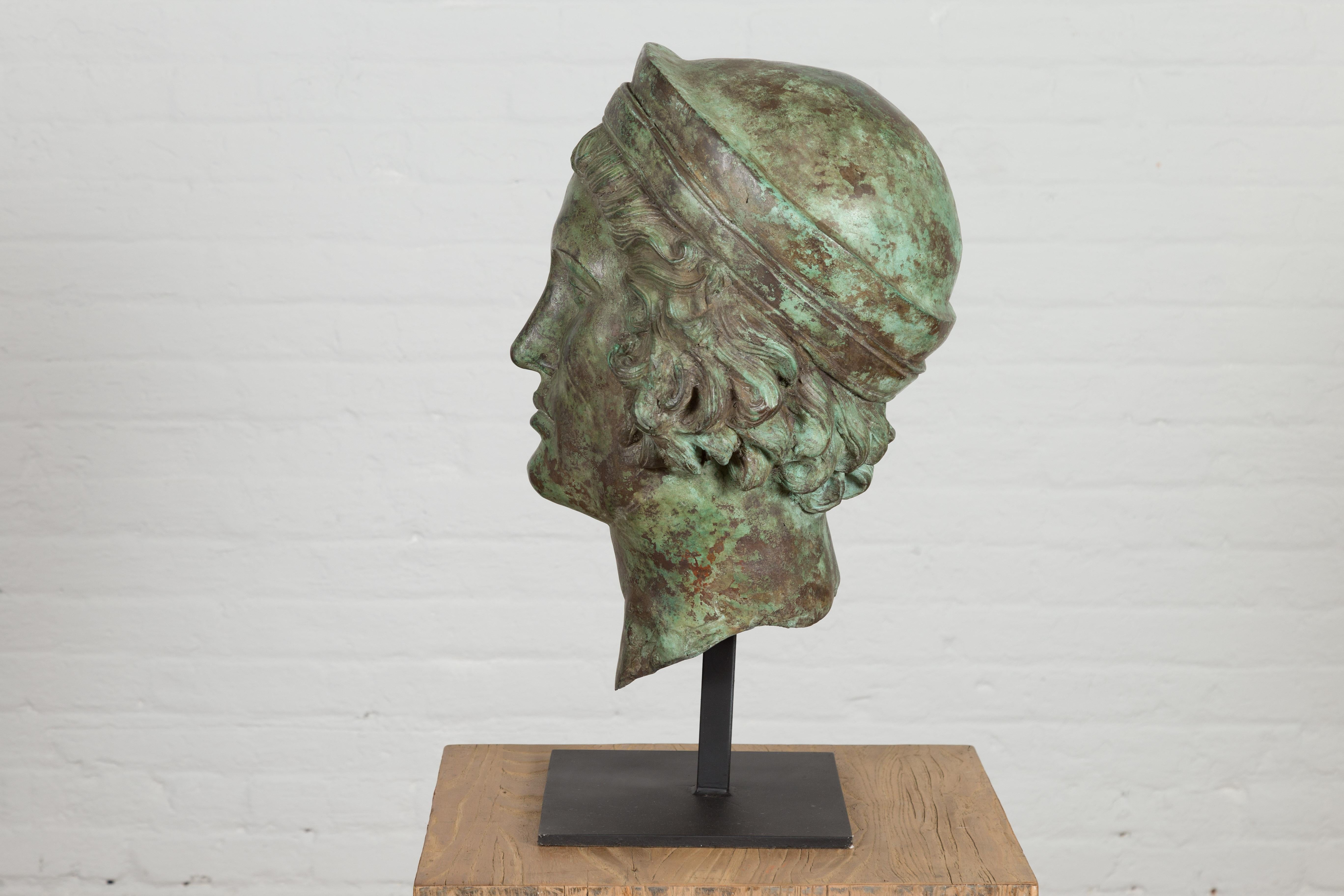 Sculpture de tête contemporaine de style gréco-romain en bronze avec patine vert-de-gris en vente 6