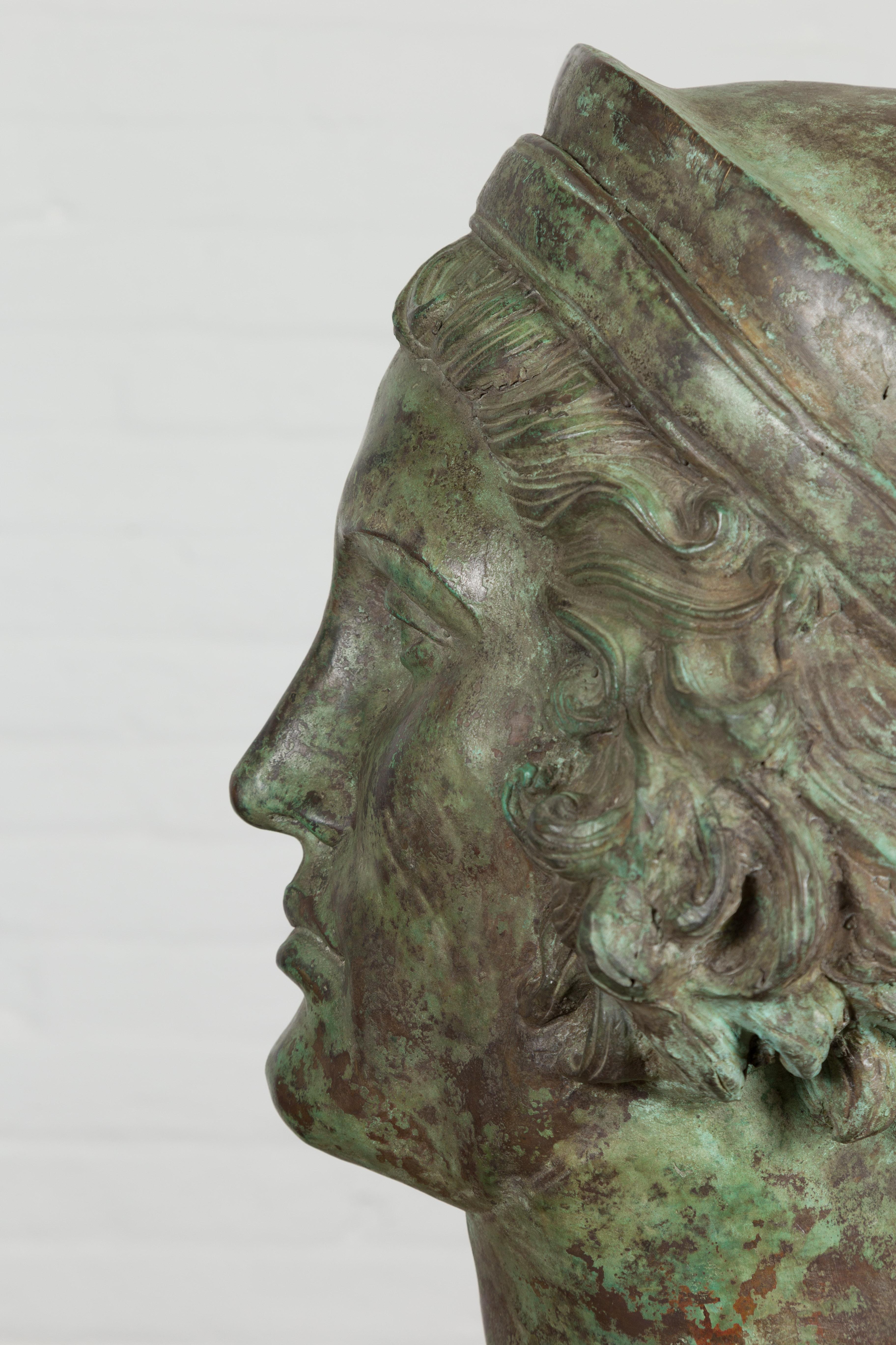 Sculpture de tête contemporaine de style gréco-romain en bronze avec patine vert-de-gris en vente 7