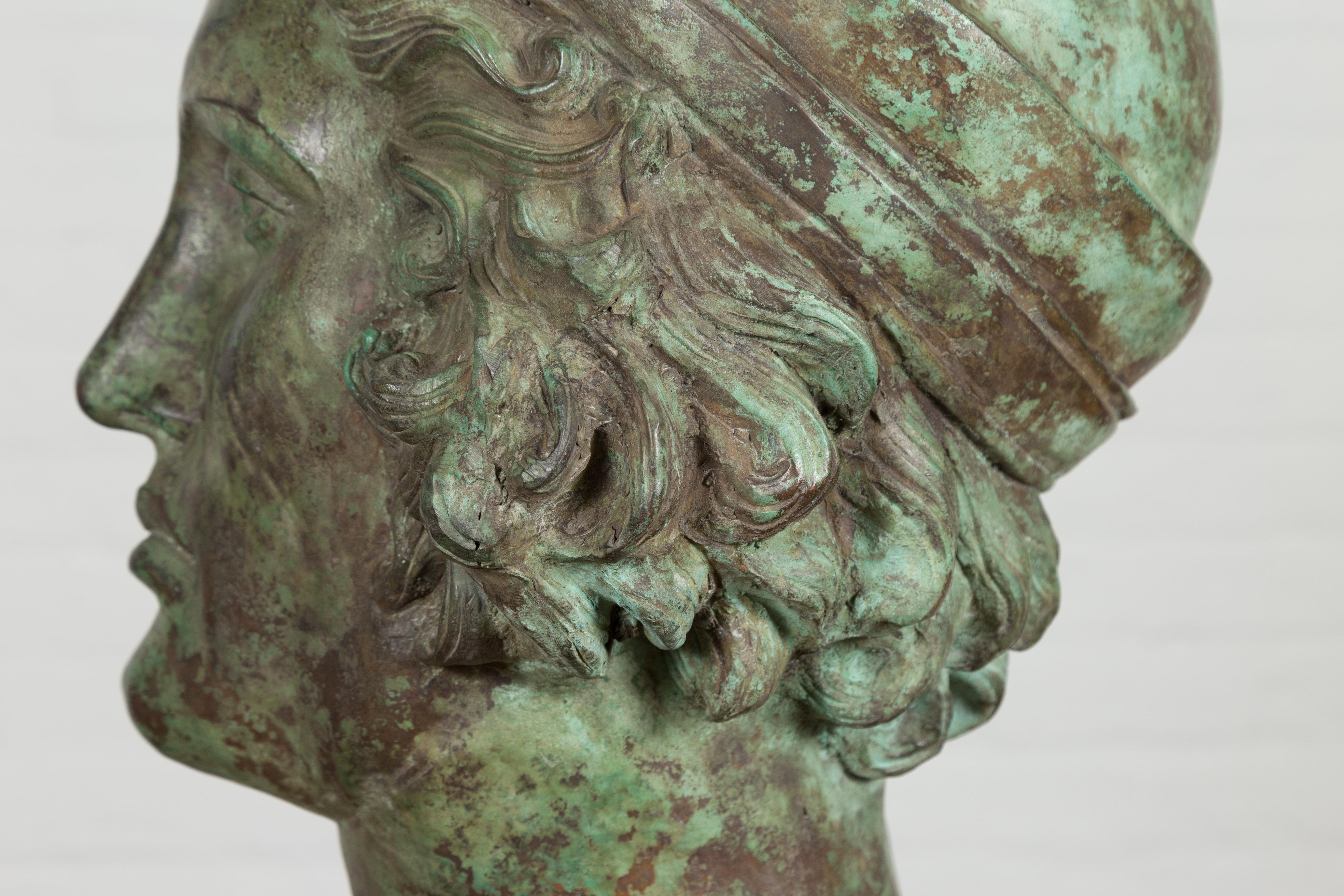 Sculpture de tête contemporaine de style gréco-romain en bronze avec patine vert-de-gris en vente 8