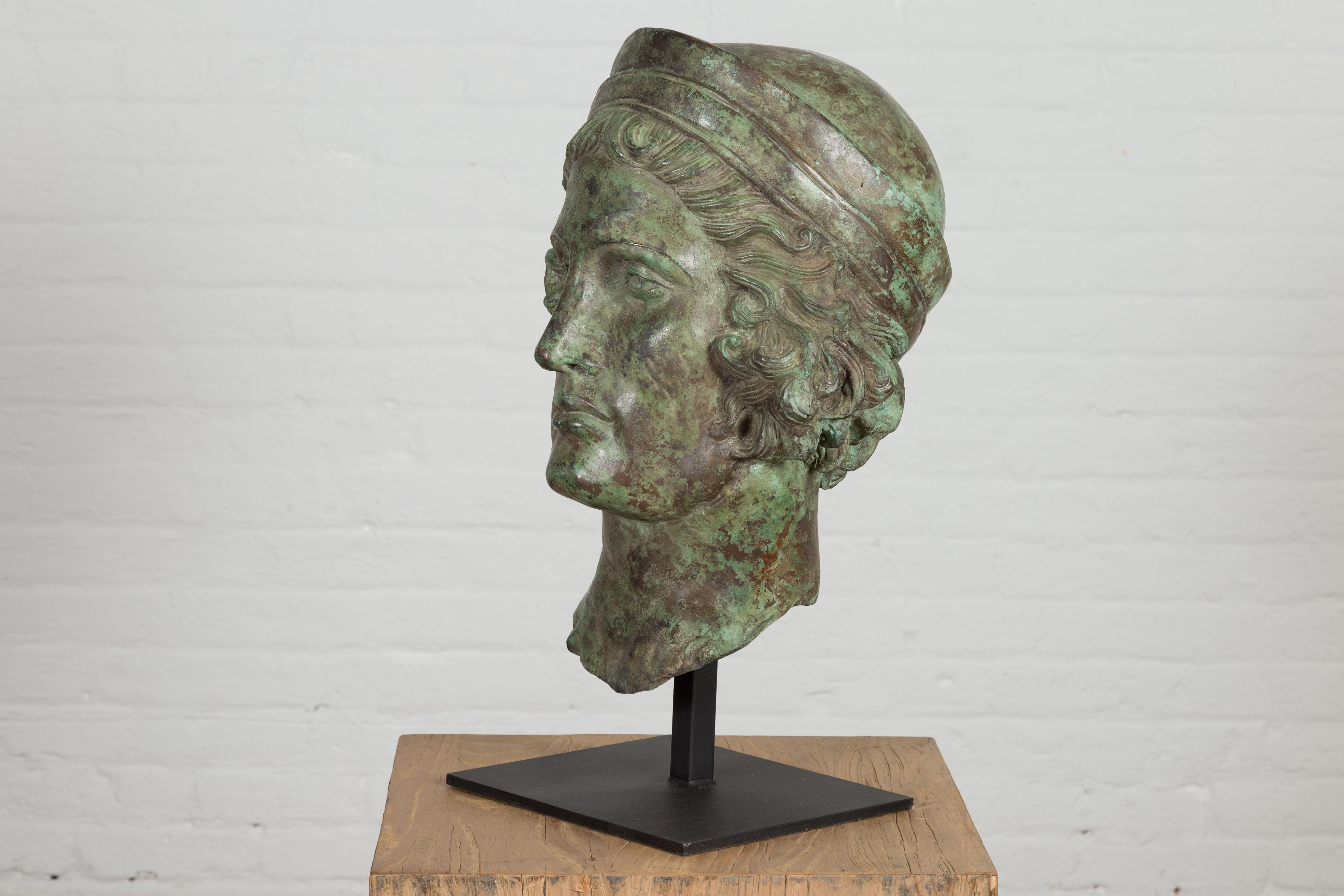 Sculpture de tête contemporaine de style gréco-romain en bronze avec patine vert-de-gris en vente 9
