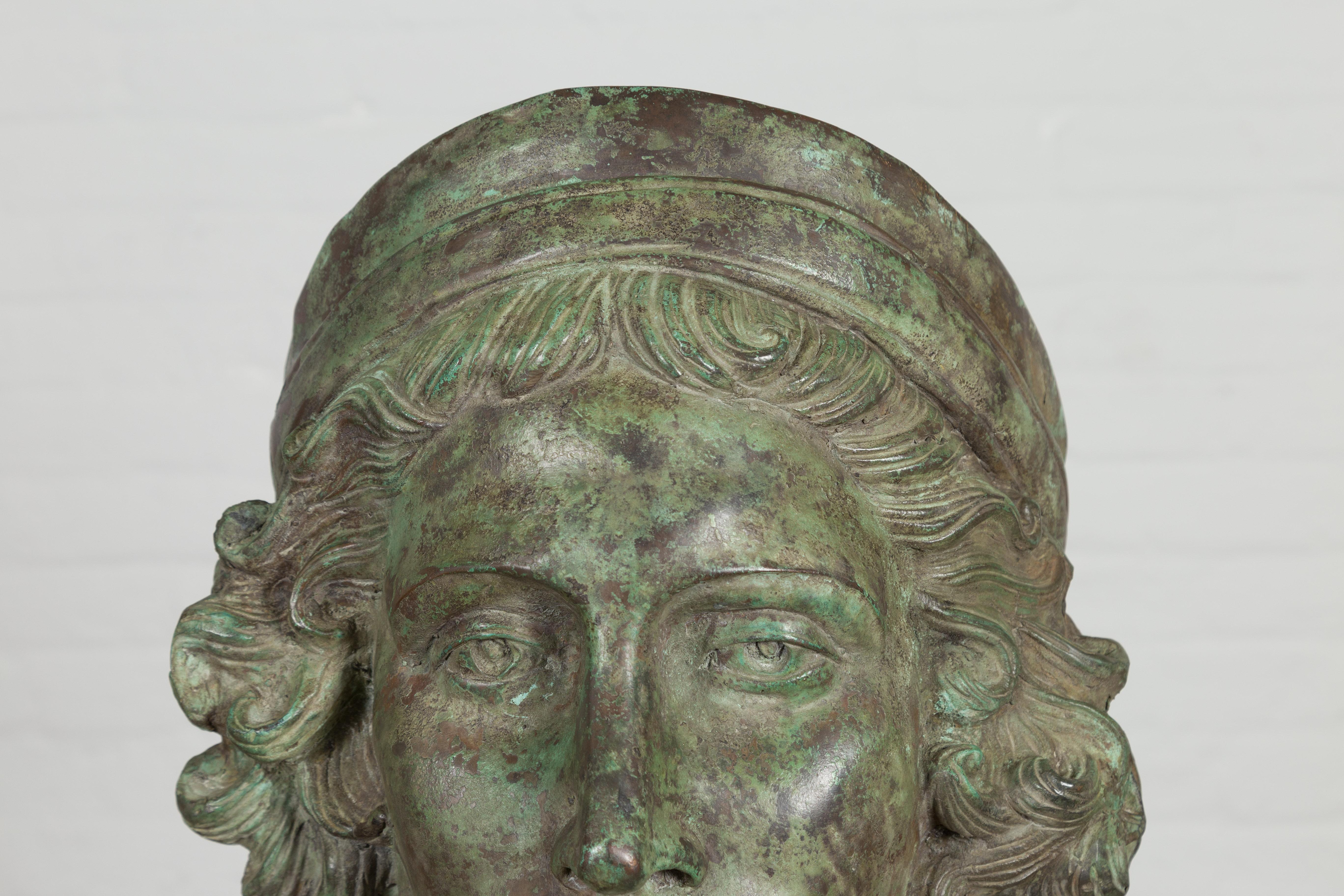 XXIe siècle et contemporain Sculpture de tête contemporaine de style gréco-romain en bronze avec patine vert-de-gris en vente