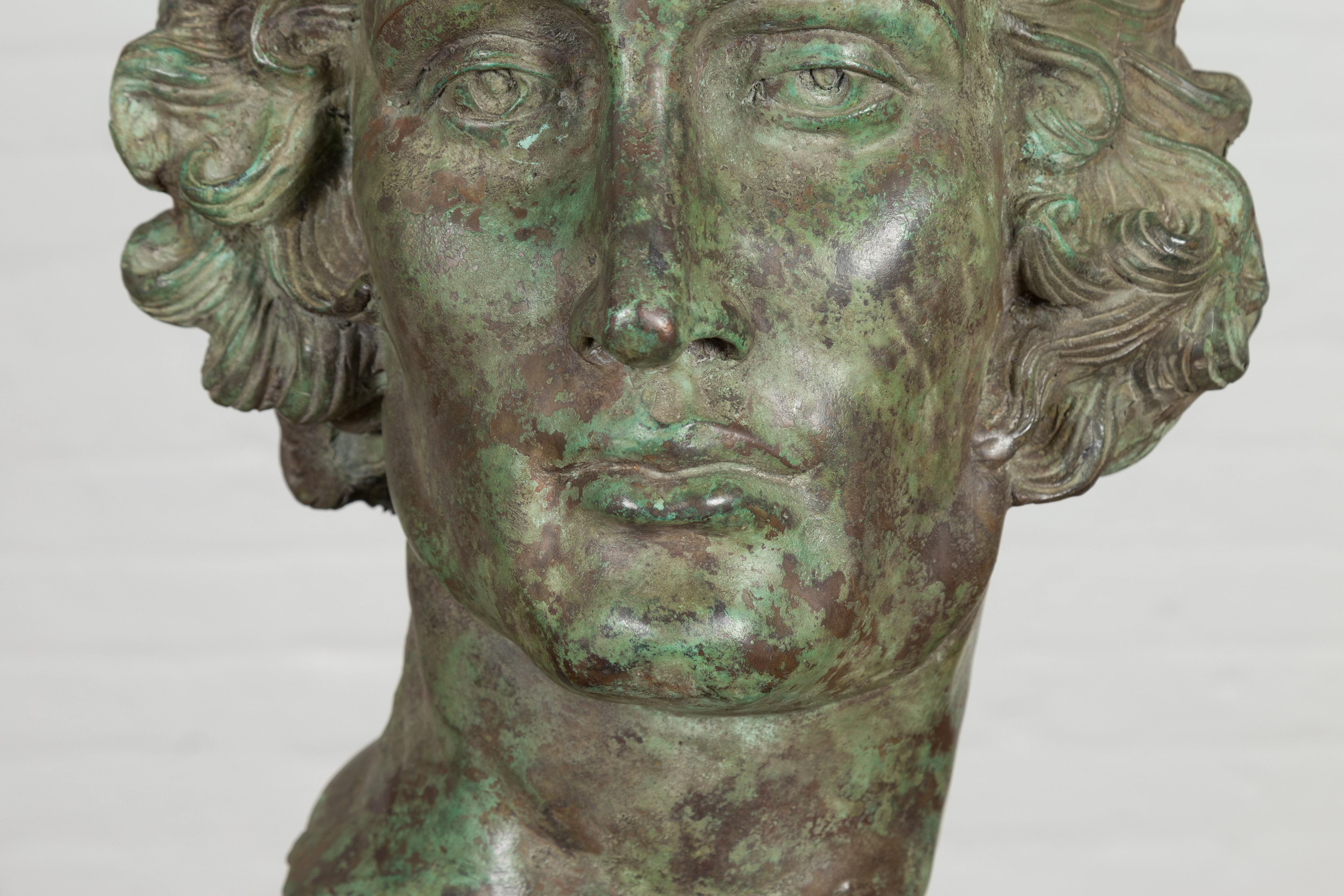 Sculpture de tête contemporaine de style gréco-romain en bronze avec patine vert-de-gris en vente 1