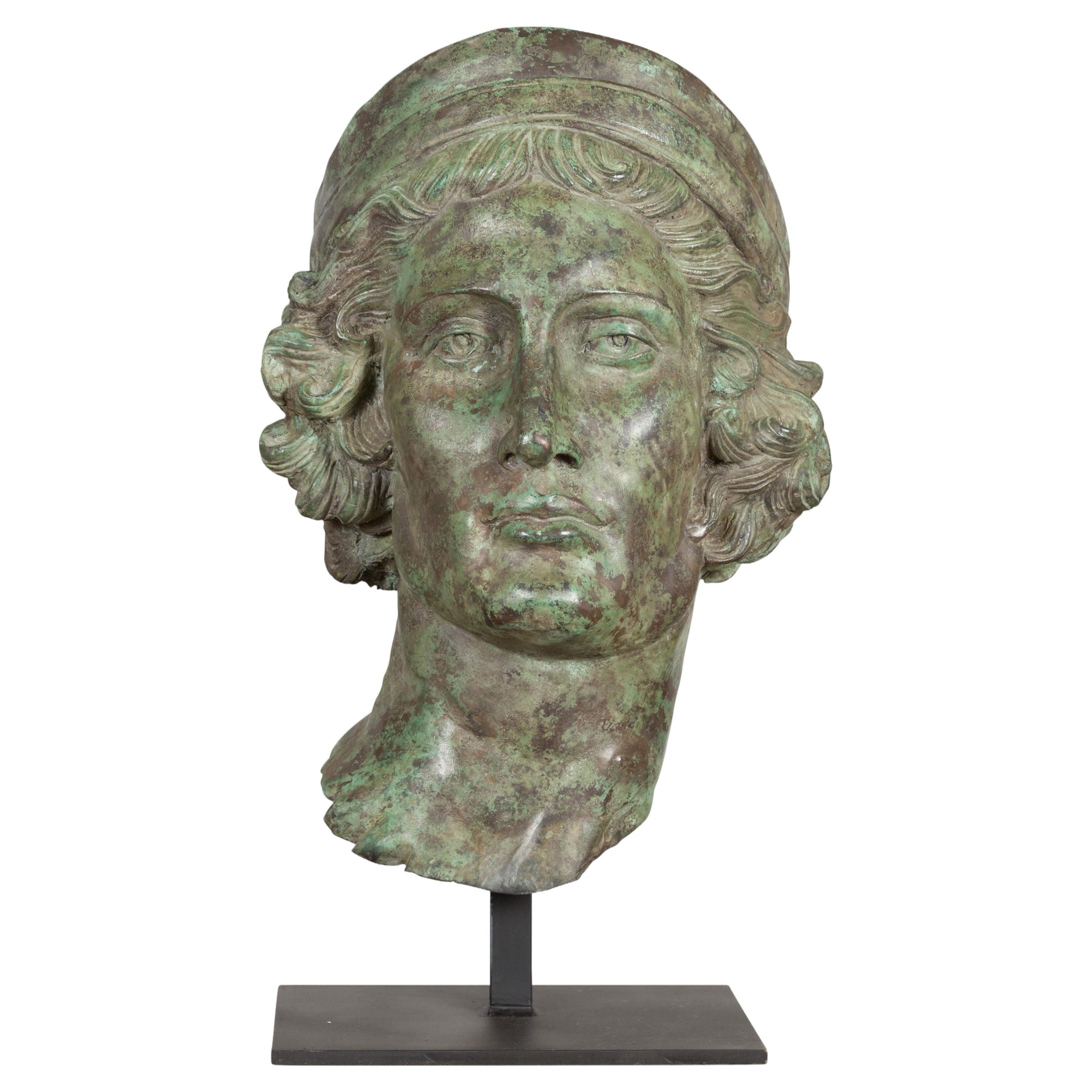 Sculpture de tête contemporaine de style gréco-romain en bronze avec patine vert-de-gris