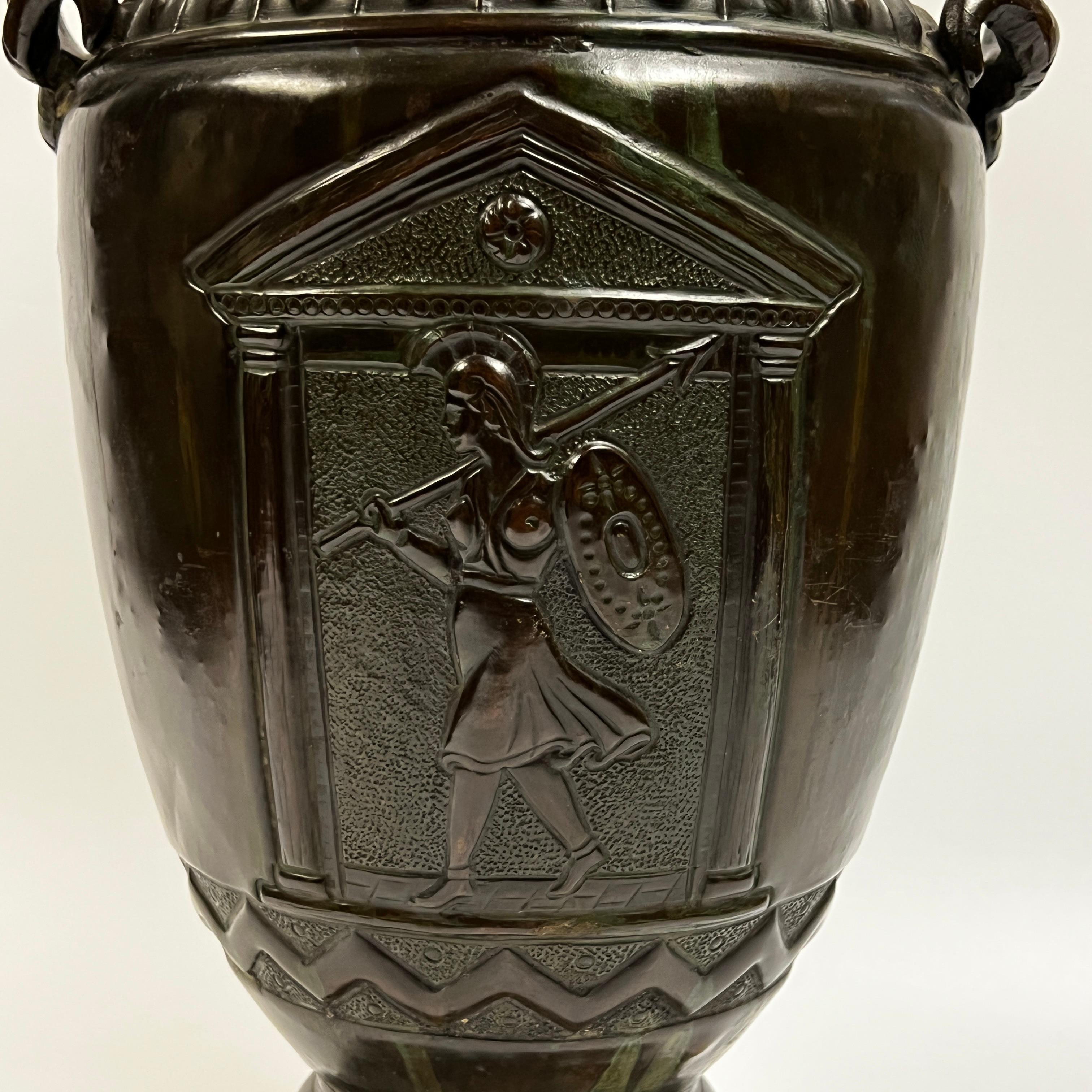 Patinato Vaso Krater a volute greche in bronzo in vendita