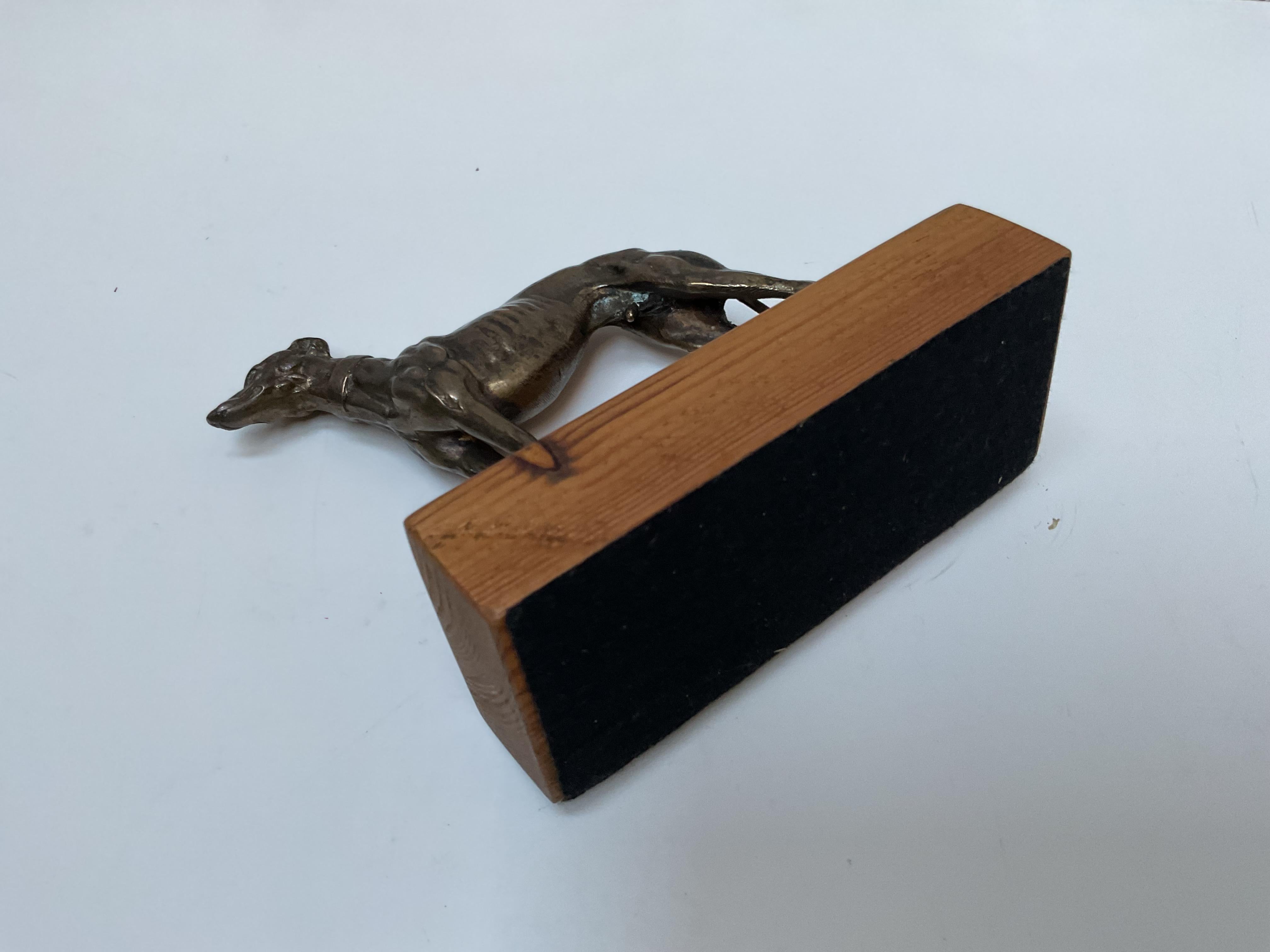 Scultura di cane levriero in bronzo su base di Wood, circa 1950 in vendita 3