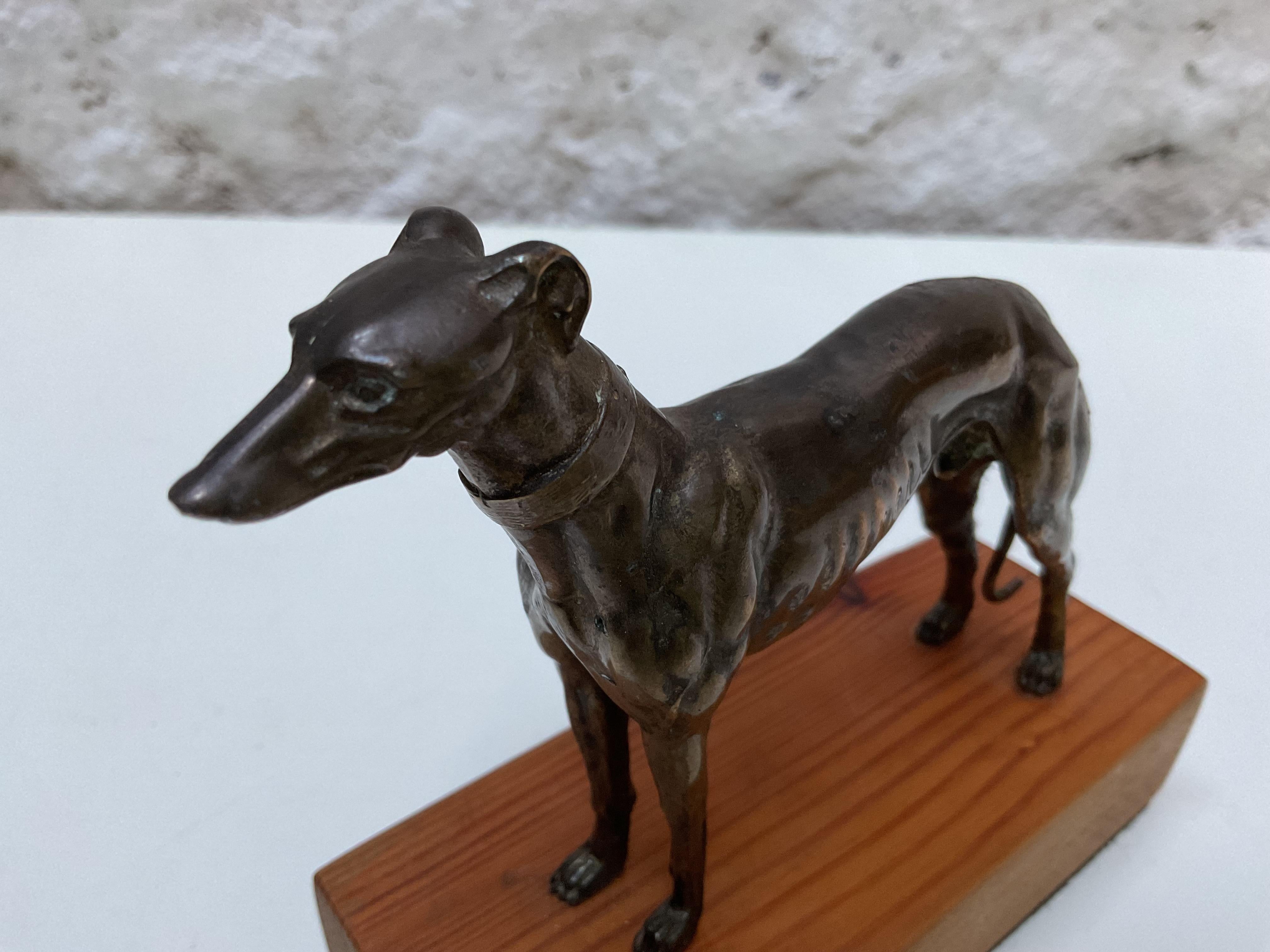 Scultura di cane levriero in bronzo su base di Wood, circa 1950 in vendita 5