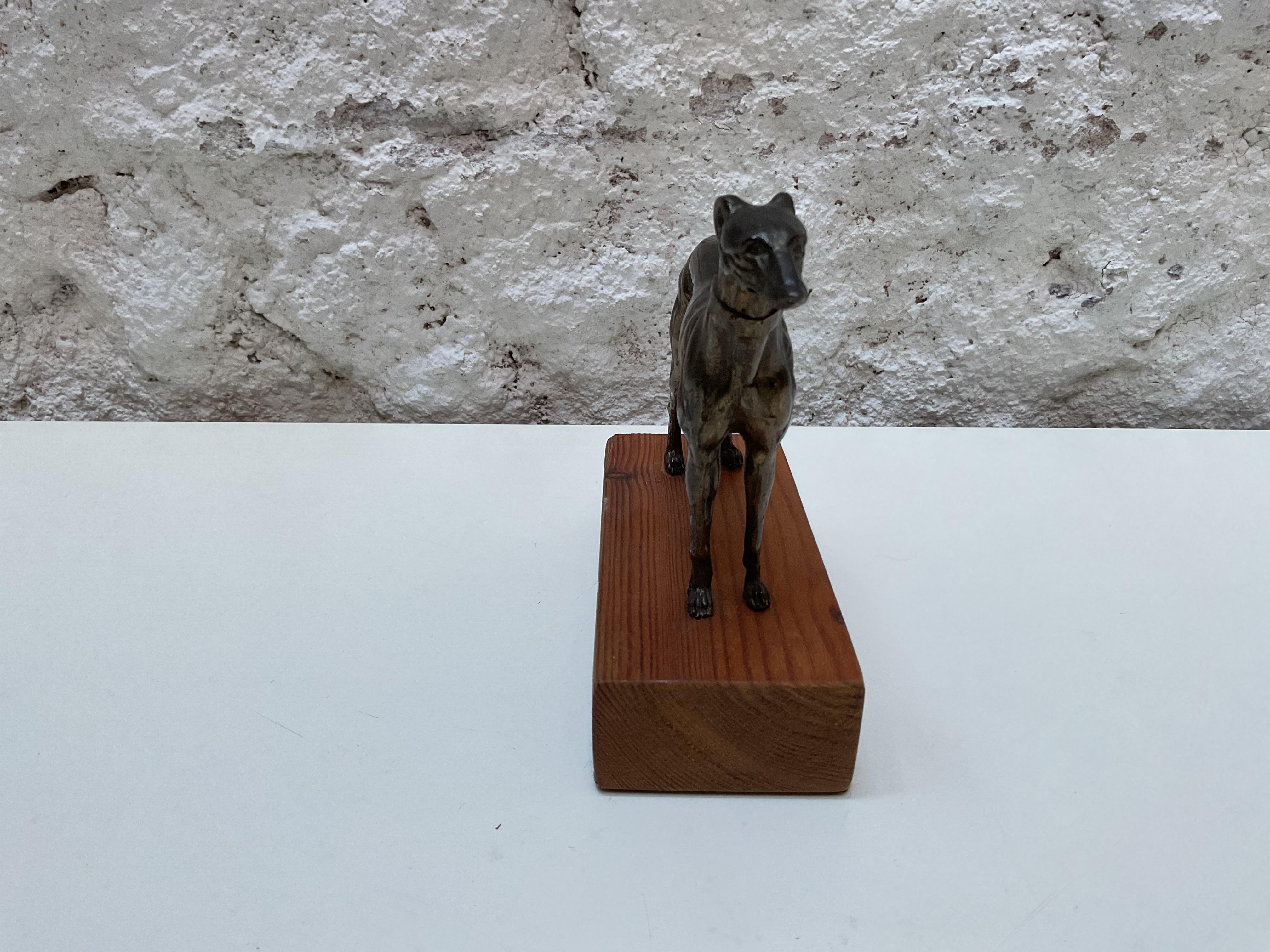 Mid-Century moderno Scultura di cane levriero in bronzo su base di Wood, circa 1950 in vendita