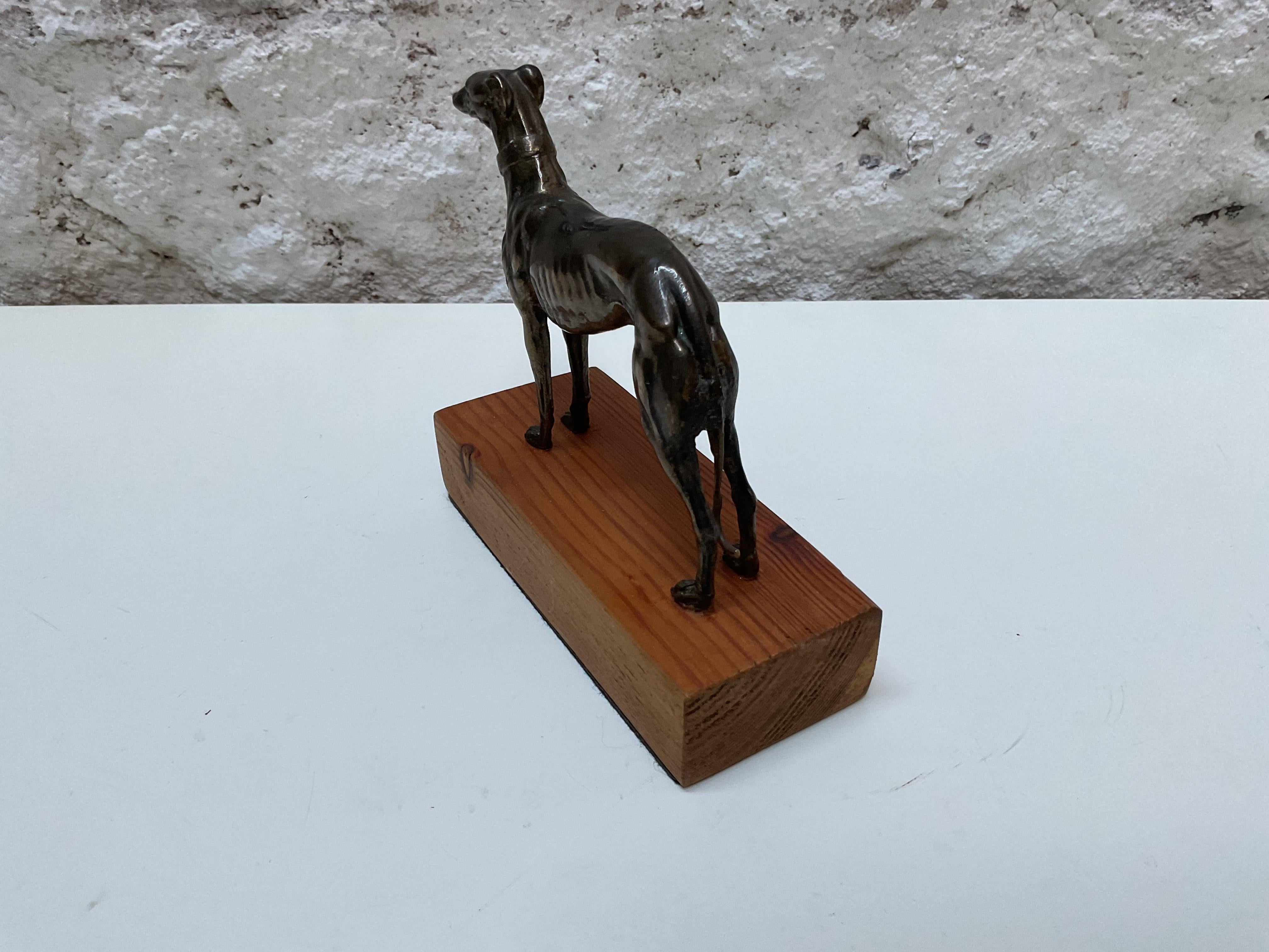 Metà XX secolo Scultura di cane levriero in bronzo su base di Wood, circa 1950 in vendita