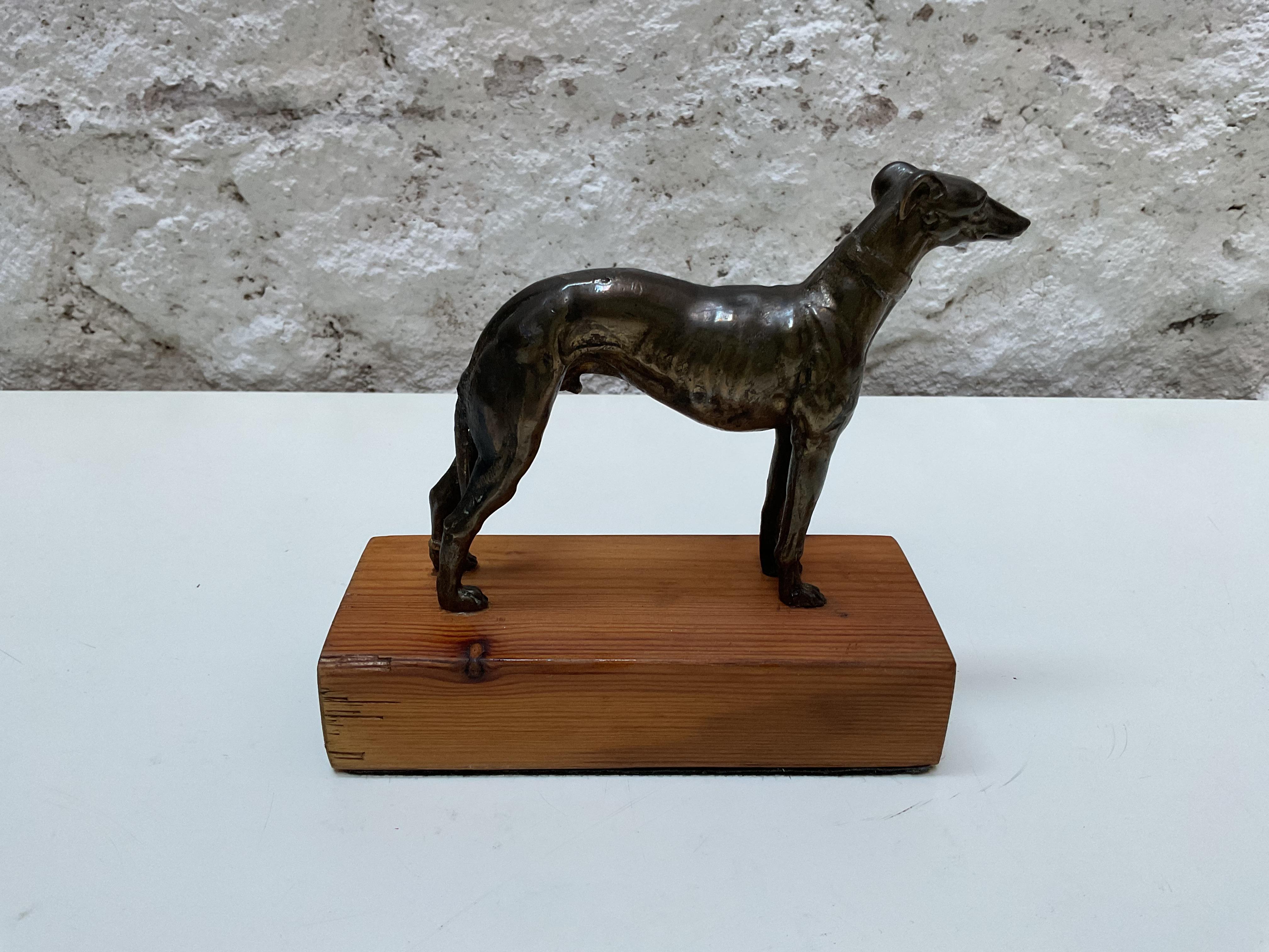 Scultura di cane levriero in bronzo su base di Wood, circa 1950 in vendita 1