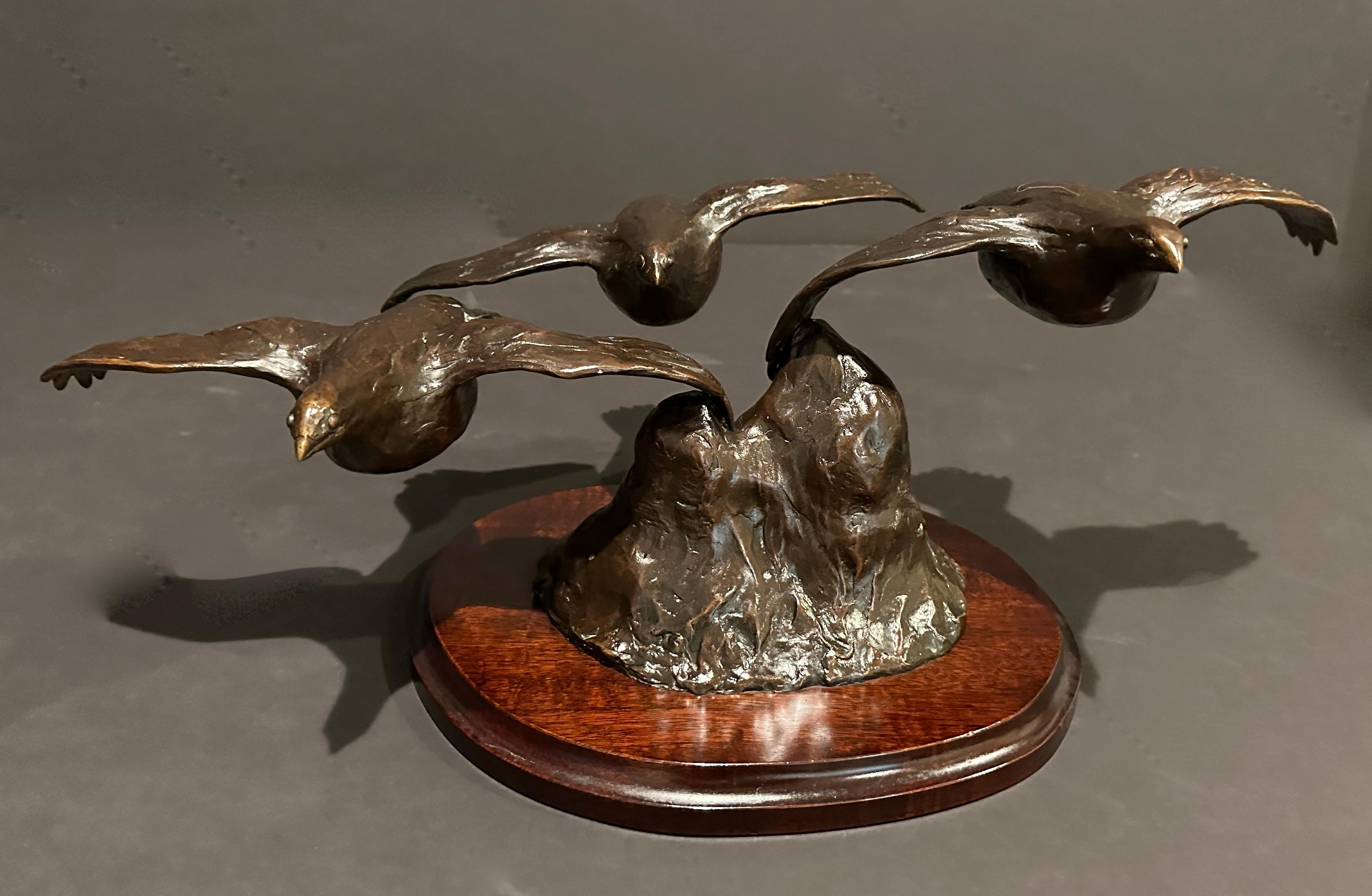 Belle image de trois oiseaux en vol. Modelé dans une image moderne avec du mouvement et de la grâce. Riche patine brune montée sur une base en bois. Signé Jane Barnes et daté 1994 dans une édition de 7/9.