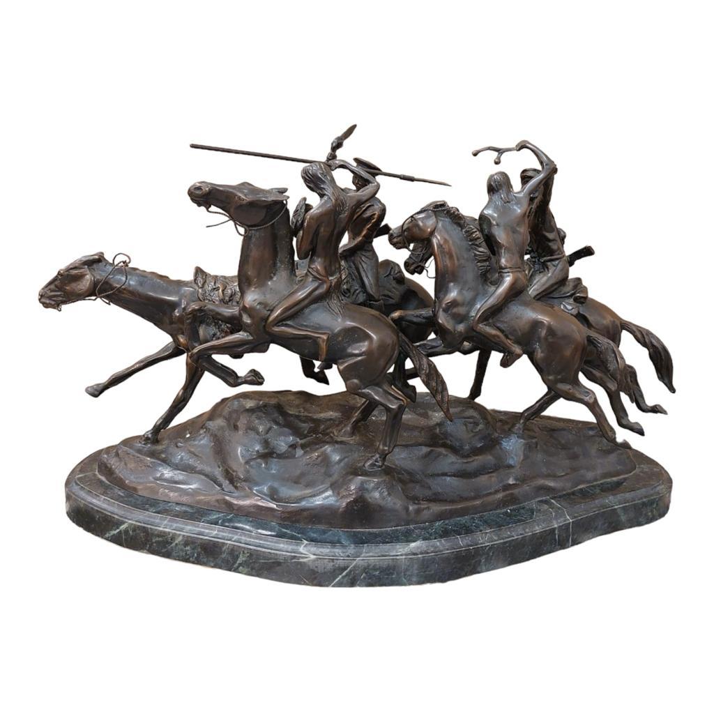 Wir präsentieren Ihnen dieses wunderbare Stück - Remingtons urheberrechtlich geschützte Skulpturengruppe aus dem Jahr 1905, die fünf Pferde und vier Reiter - zwei amerikanische Kavalleristen und zwei Prärie-Indianer - zeigt, wie intensiv der