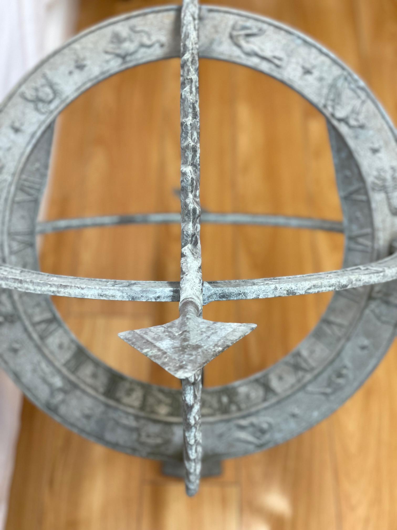 Gyroscope en bronze circa 1930 avec symboles astrologiques en vente 2