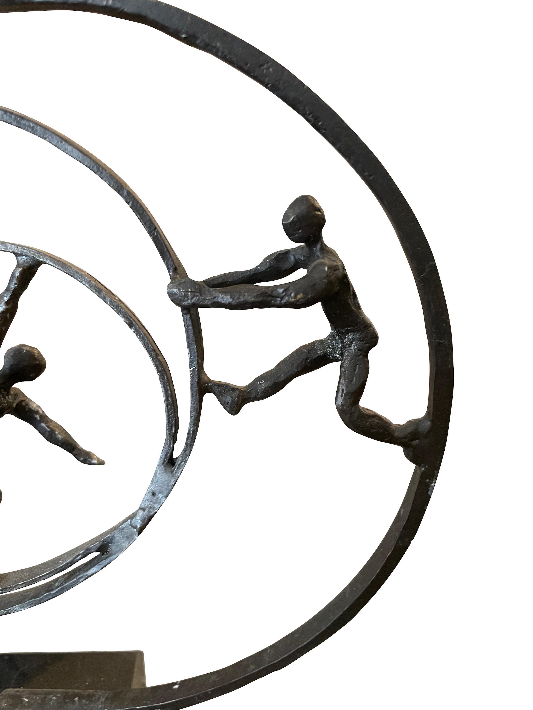 Bronze gehämmerte Ringe mit zwei Männchen Skulptur, Belgien, Contemporary (Belgisch) im Angebot
